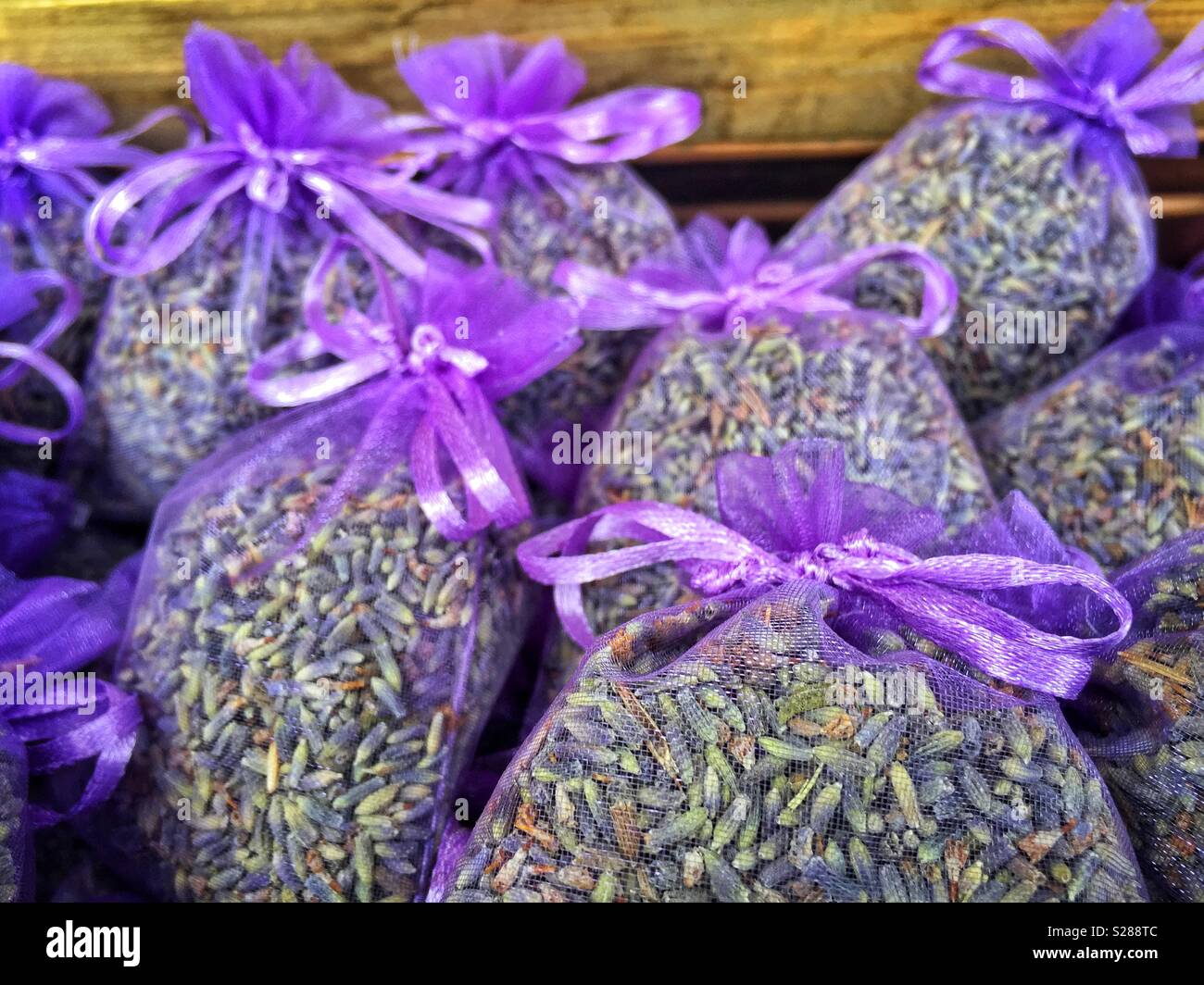 Sacchetti Profumati di lavanda legato con graziosi nastri viola Foto Stock