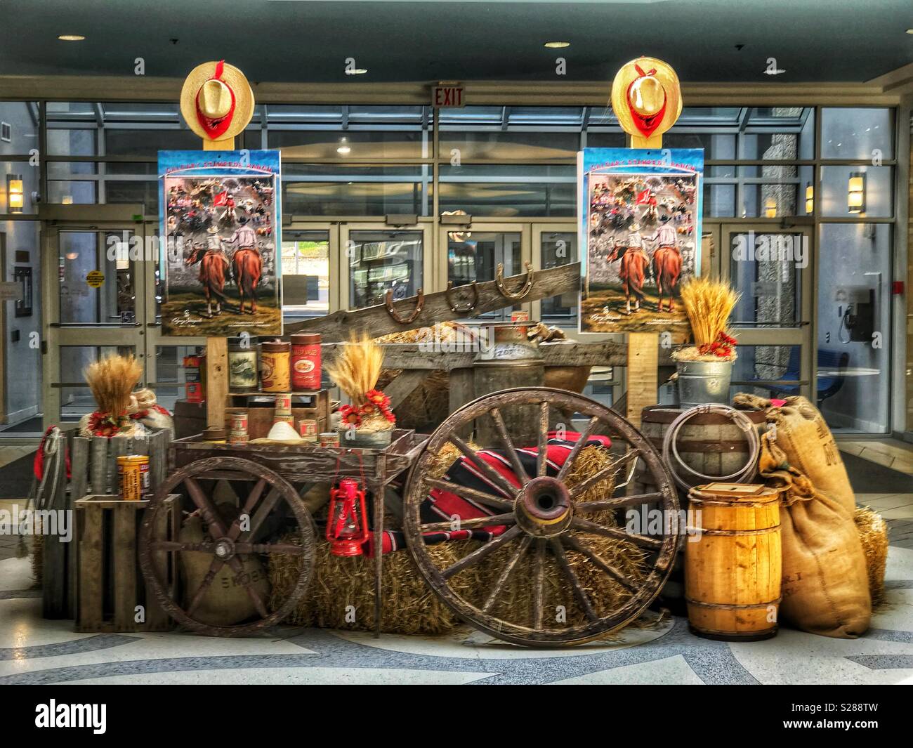Western visualizzare la pubblicità la Calgary Stampede, in un centro commerciale a Calgary, Alberta, Canada. Foto Stock