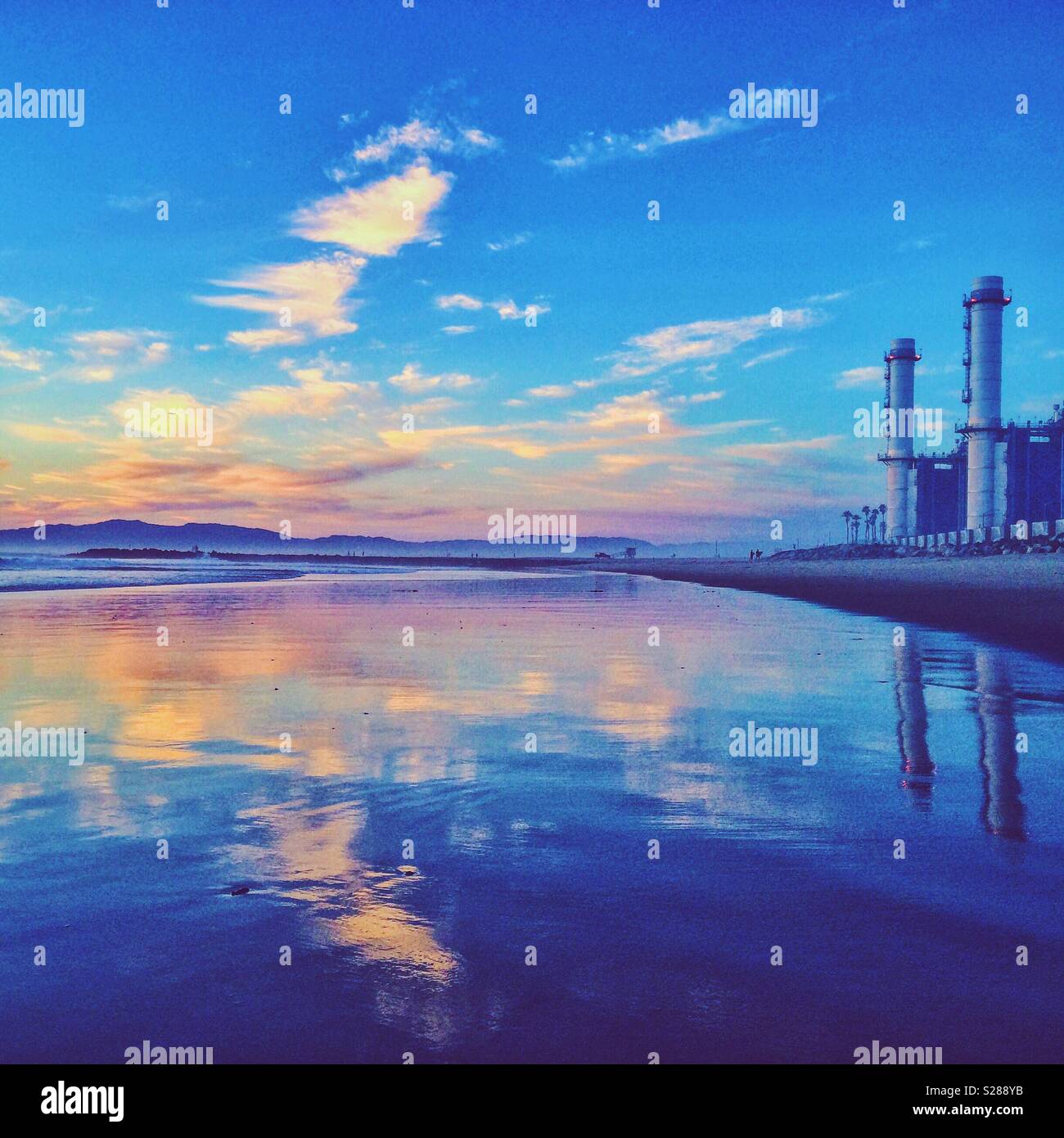 Fumaioli riflettono in bassa marea a El Porto, California vicino a Manhattan Beach e El Segundo Foto Stock