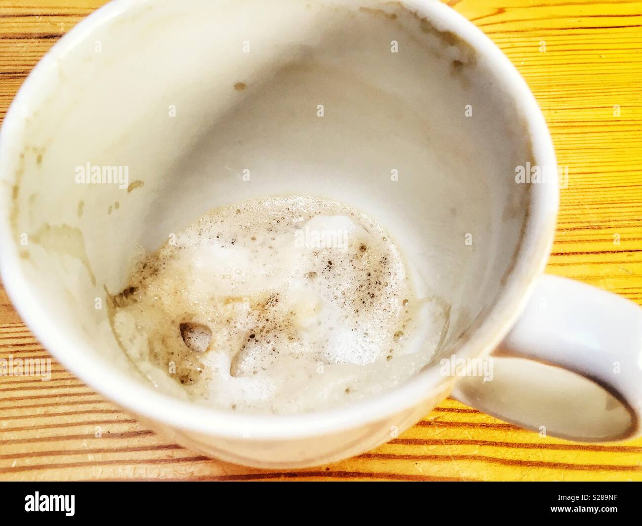 Svuotare tazza da caffè - Immagine stock catturata con smartphone