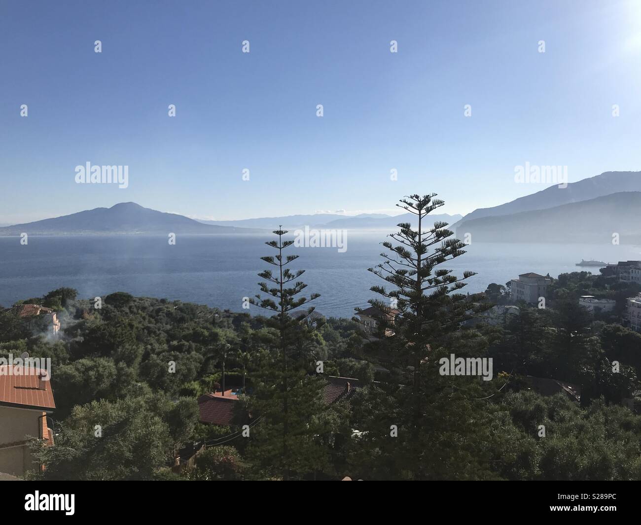 Early Morning mist sulla baia di Napoli e sul Vesuvio- scattate con iPhone 7 Plus - Immagine stock catturata con smartphone