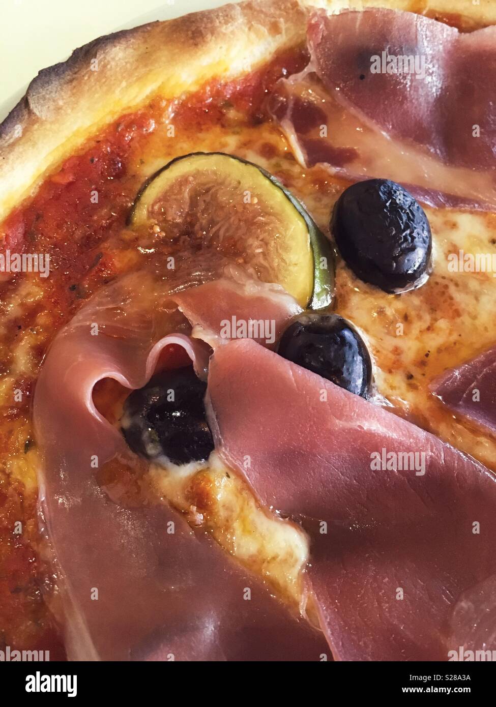 Pizza con prosciutto di Parma, olive, mozzarella di bufala e figure Foto Stock