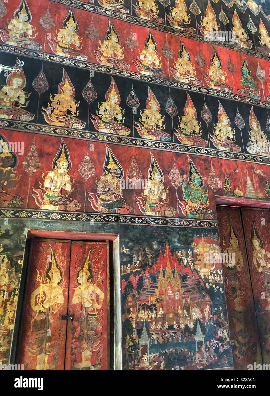 Un tempio murale con righe di Buddha seduto a Bangkok, in Thailandia. - Immagine stock catturata con smartphone