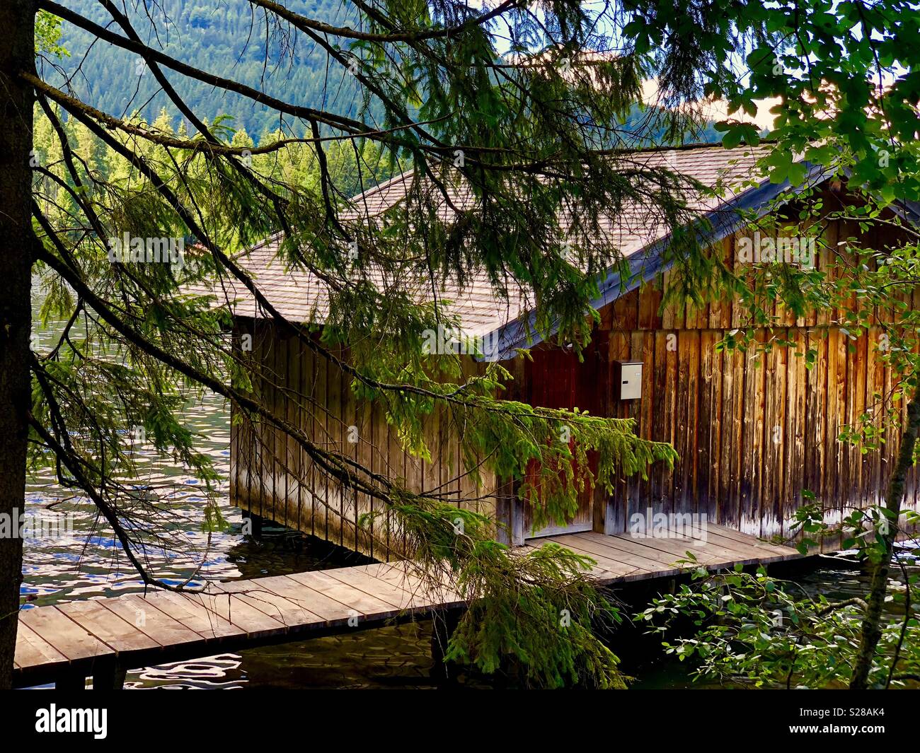 La barca di legno rifugio al Lago Spitzing, Baviera, Germania, Europa Foto Stock