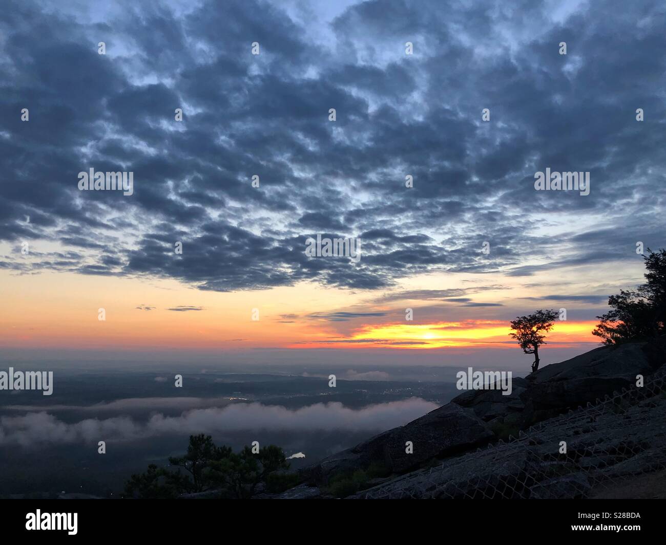 Sunrise sulla cima della montagna di pietra in Georgia Foto Stock