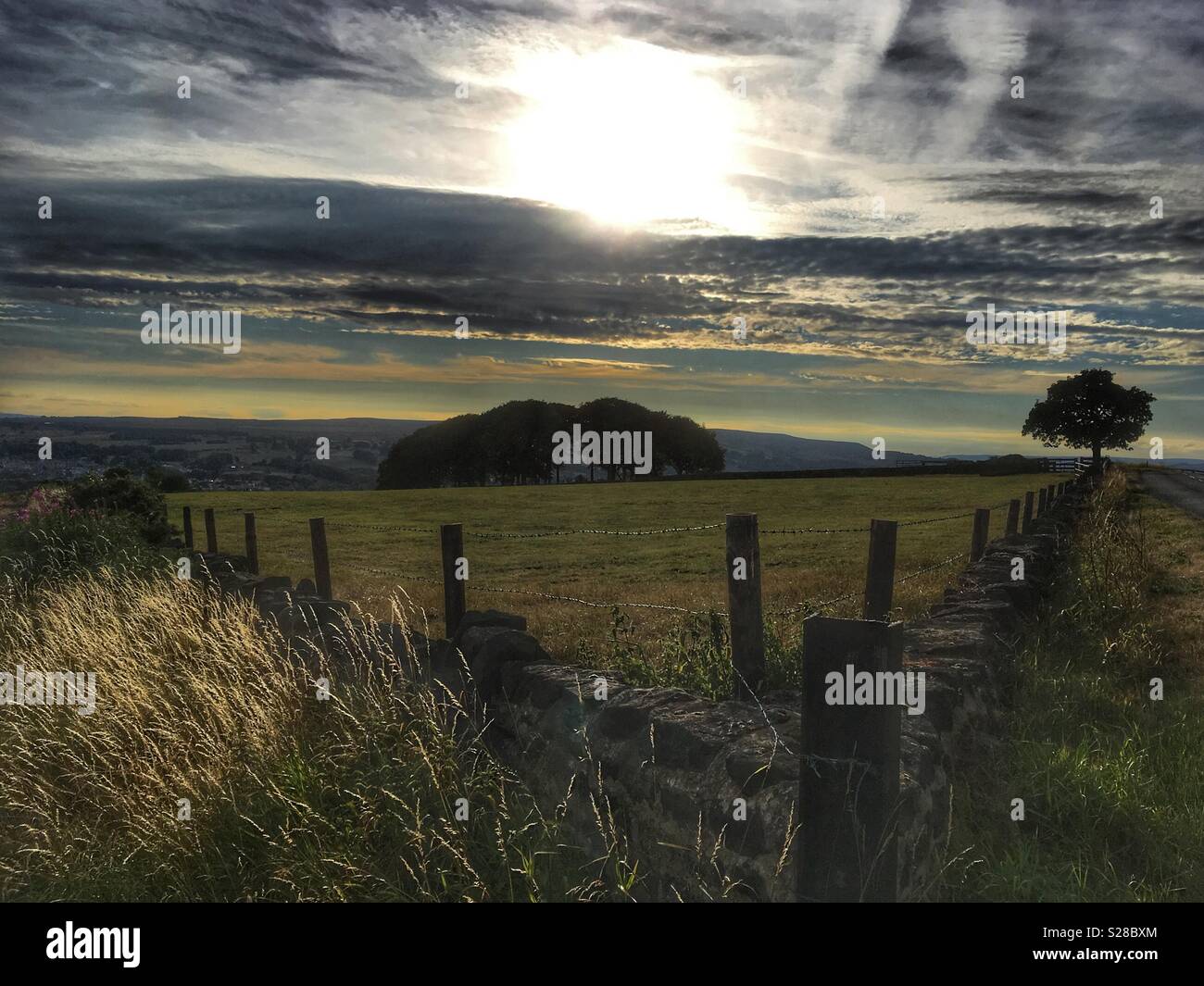 In tarda serata sole sopra Ilkley Moor da Guiseley Moor West Yorkshire Foto Stock