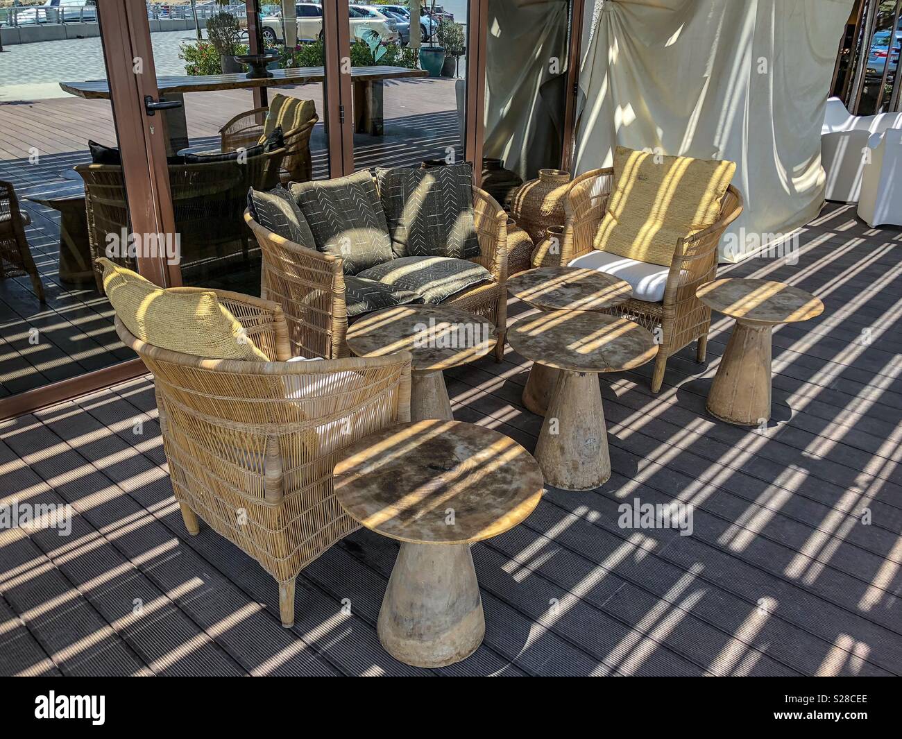 Splendida la disposizione dei posti a sedere confortevoli sotto l'ombra e sun Foto Stock