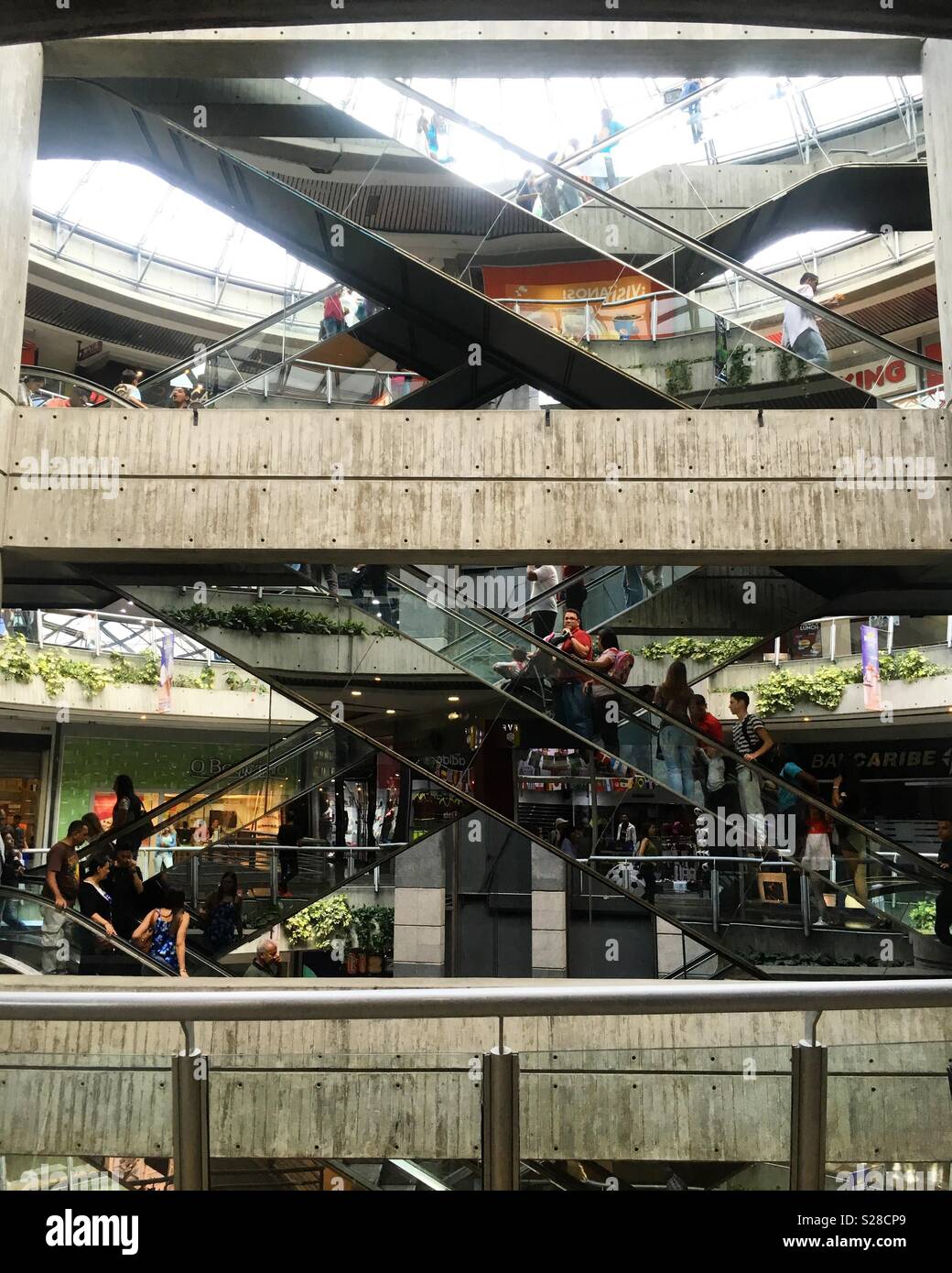 Fotografía estructural de las escaleras mecánicas de onu Centro Comercial ubicado en la ciudad de Caracas, Venezuela. Foto Stock