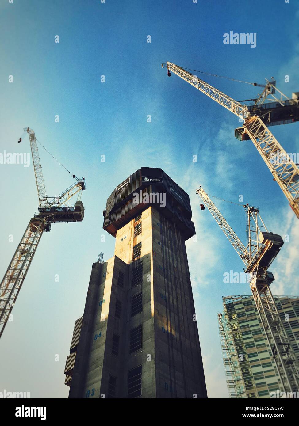 Una nuova torre blocco essendo costruito nella città di Londra - Immagine stock catturata con smartphone