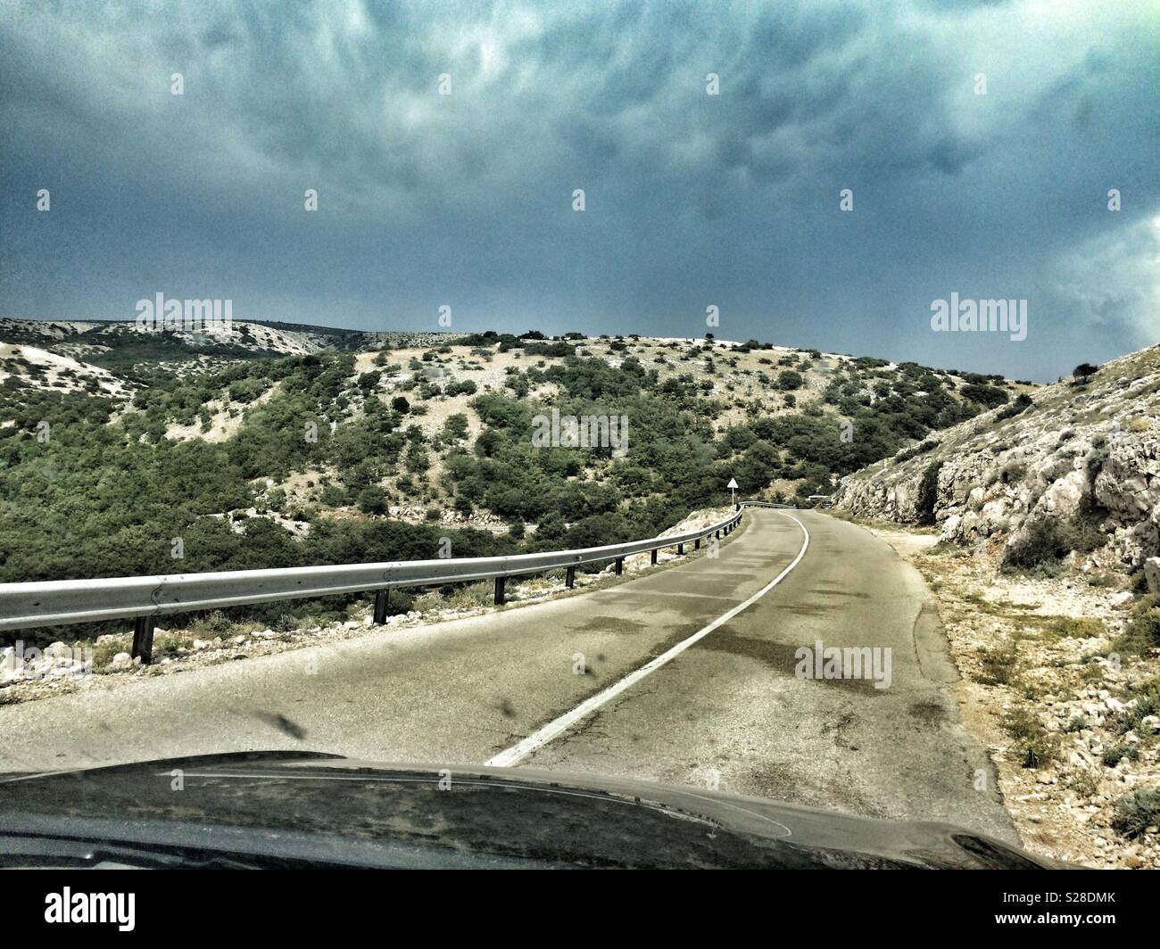 La guida su una strada in Isola di Krk, Croazia. - Immagine stock catturata con smartphone