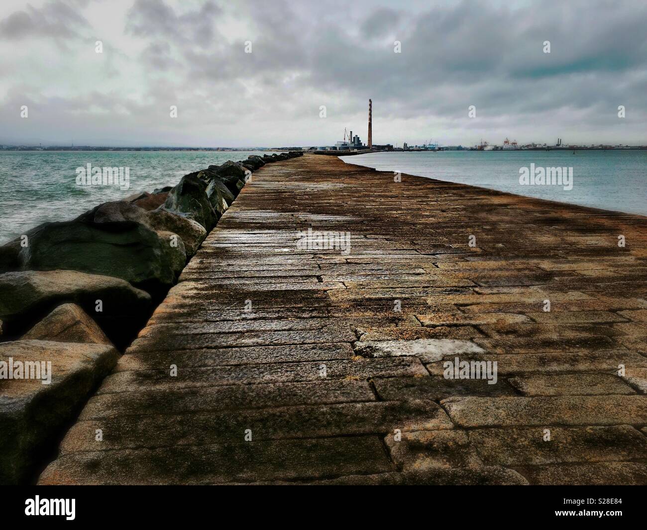 La vista dal faro di Poolbeg guardando verso Dublino docks, Repubblica di Irlanda Foto Stock