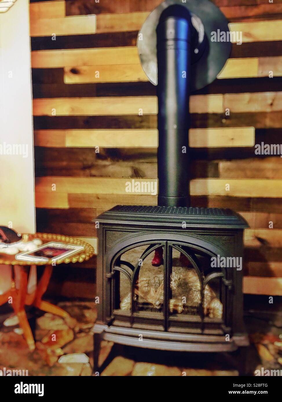 Ventre gonfio stufa in Montana home, STATI UNITI D'AMERICA - Immagine stock catturata con smartphone
