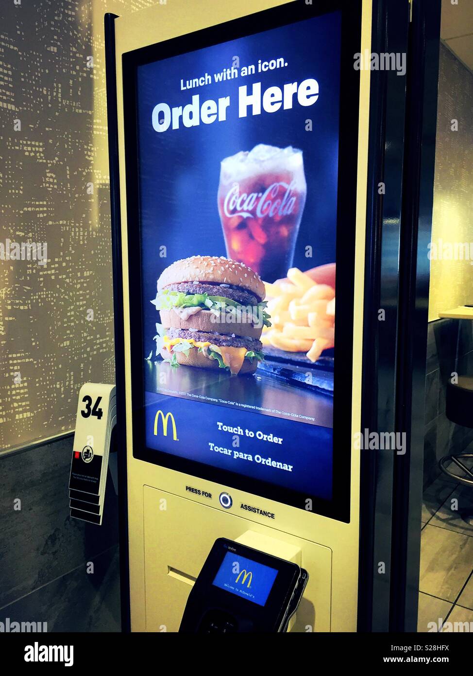 Ordinazione elettronica scheda stazione, ristorante McDonald's, Aeroporto MSP, Minneapolis, Stati Uniti d'America - Immagine stock catturata con smartphone