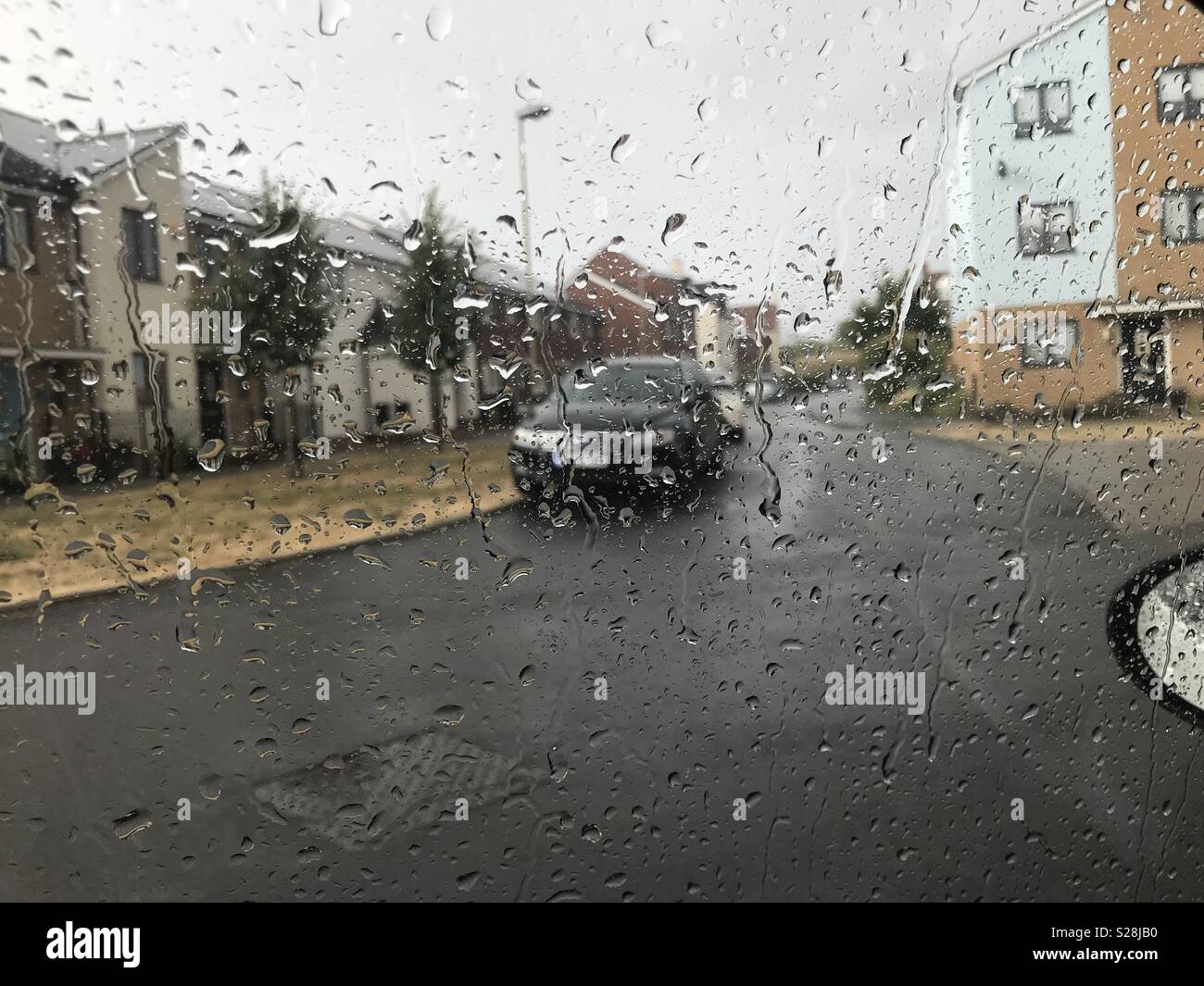 La pioggia sulla finestra auto, le goccioline di acqua, nuvoloso meteo Foto Stock
