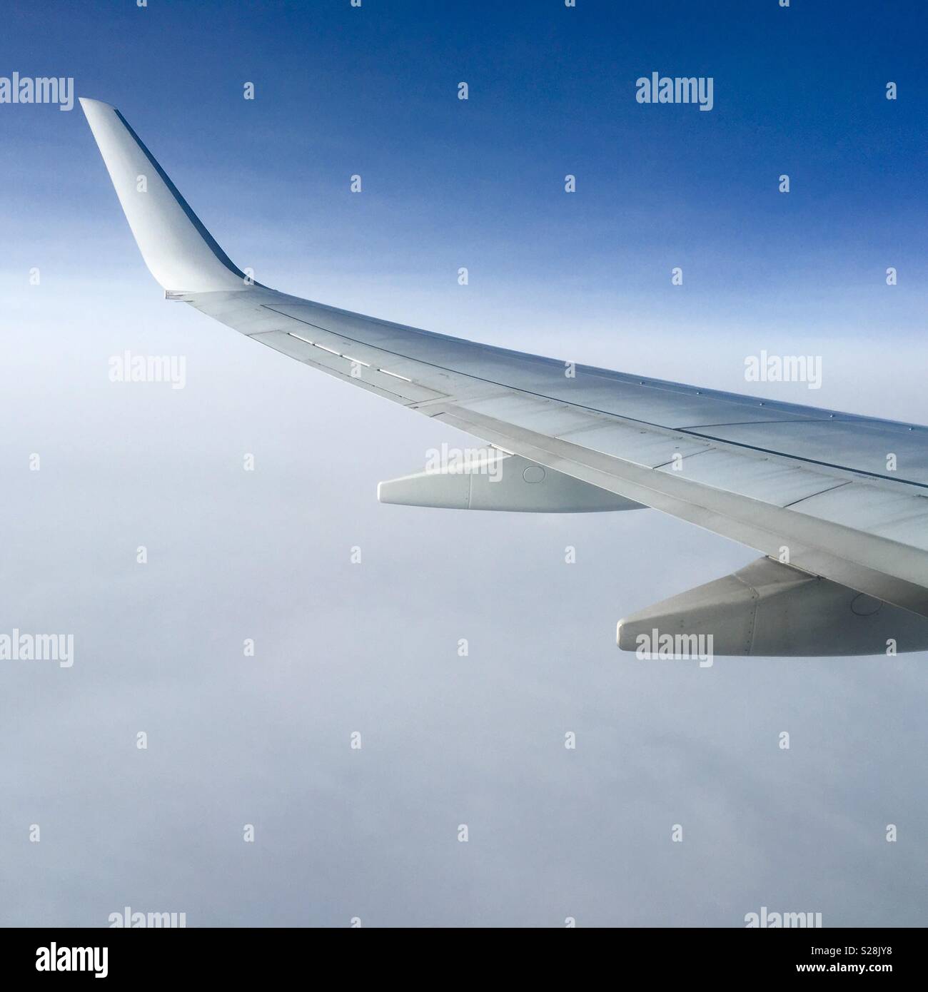 Ala di aeroplano in condizioni di cielo coperto Foto Stock