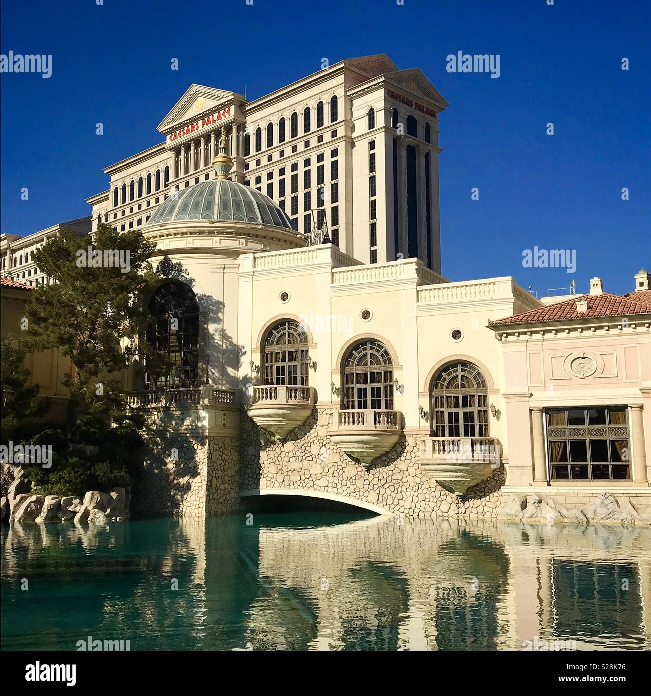 Vista del Bellagio e Caesar Palace dalla Strip di Las Vegas. Nevada Foto Stock