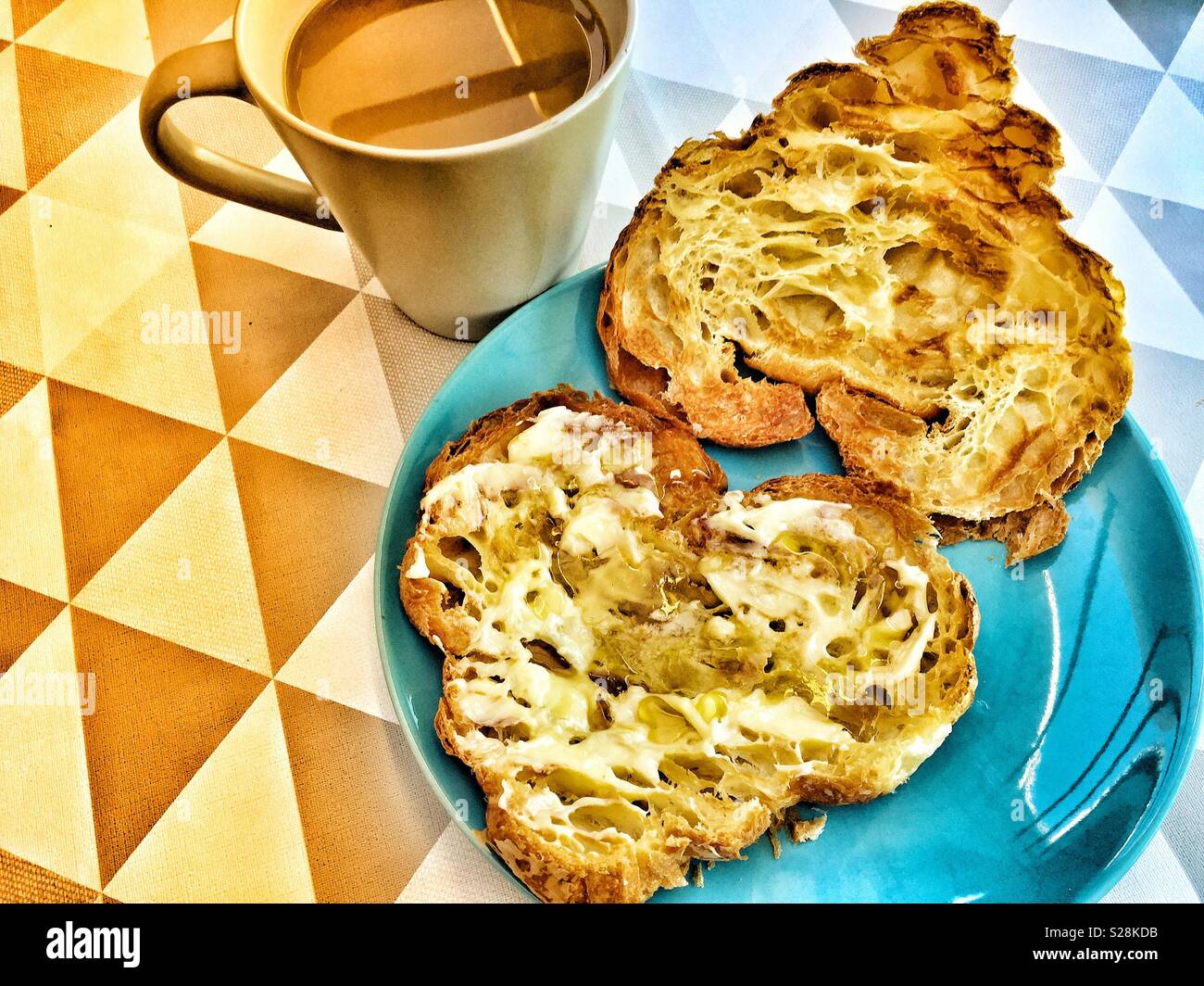 La prima colazione. Il croissant e caffè Foto Stock