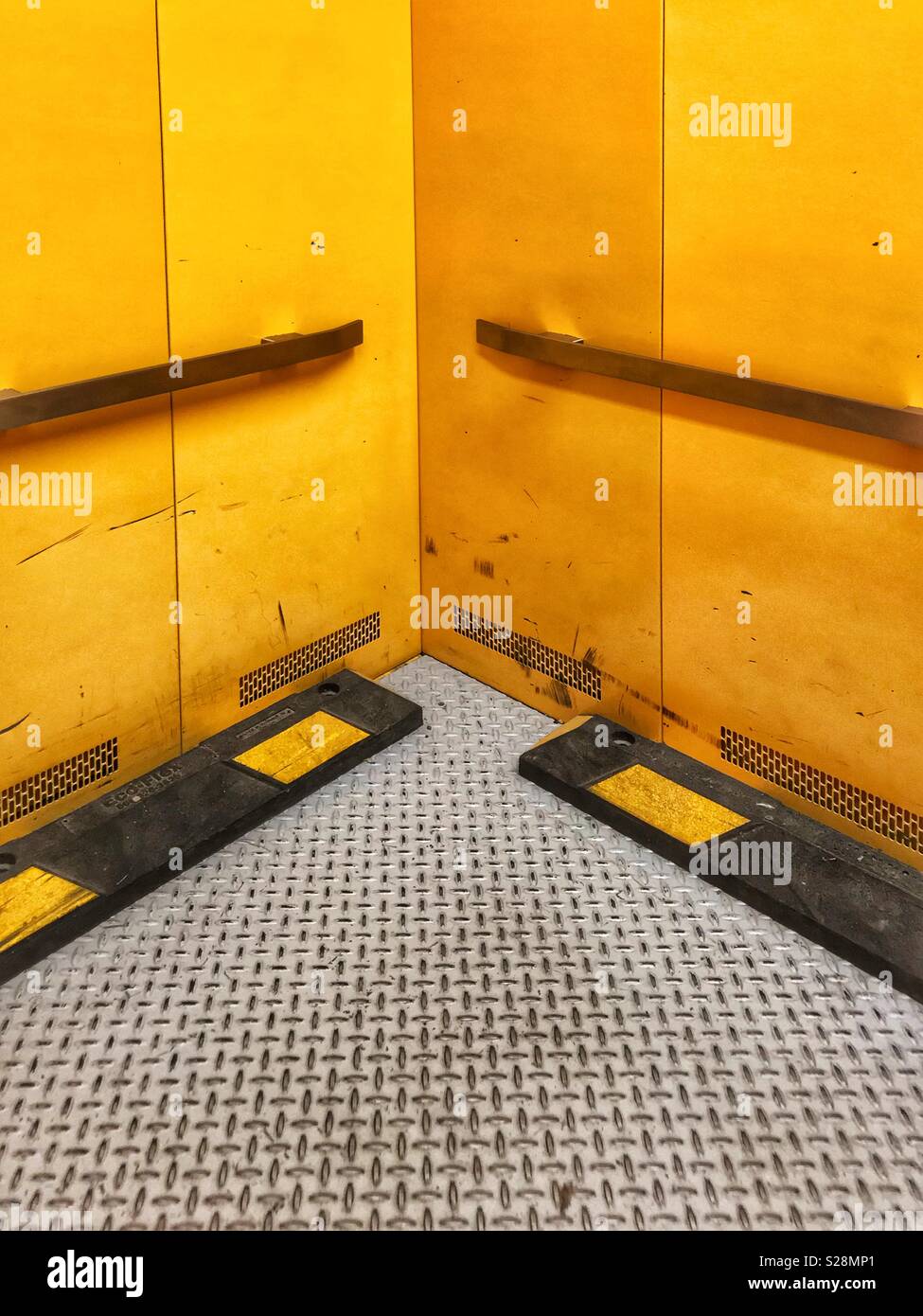 Ascensore industriale. - Immagine stock catturata con smartphone