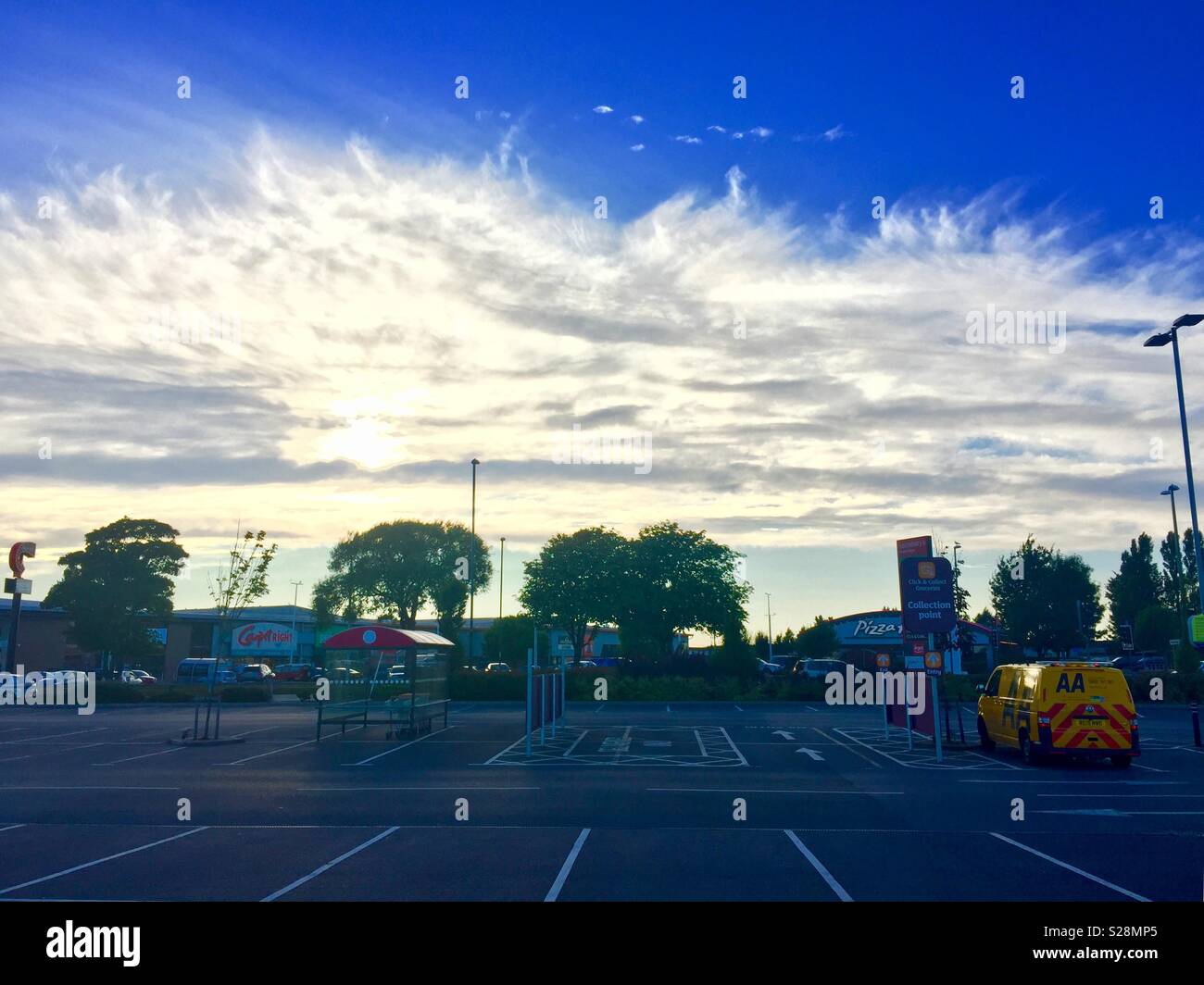 Tramonto al retail park a Bognor Regis, West Sussex, Regno Unito. Foto Stock