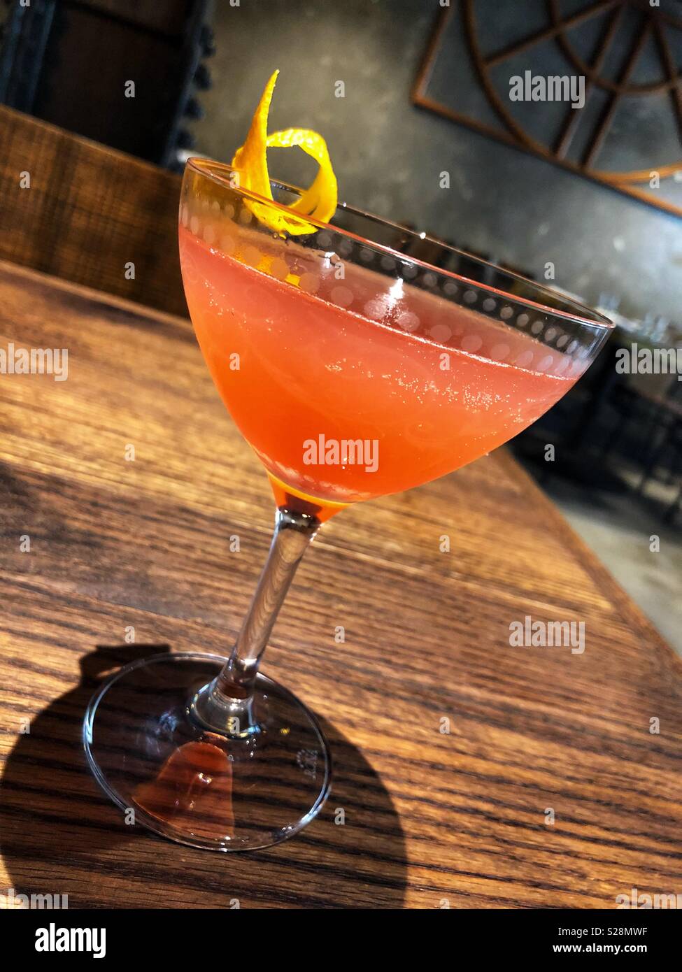 Un delizioso cocktail arancione bere su una tavola di legno Foto Stock