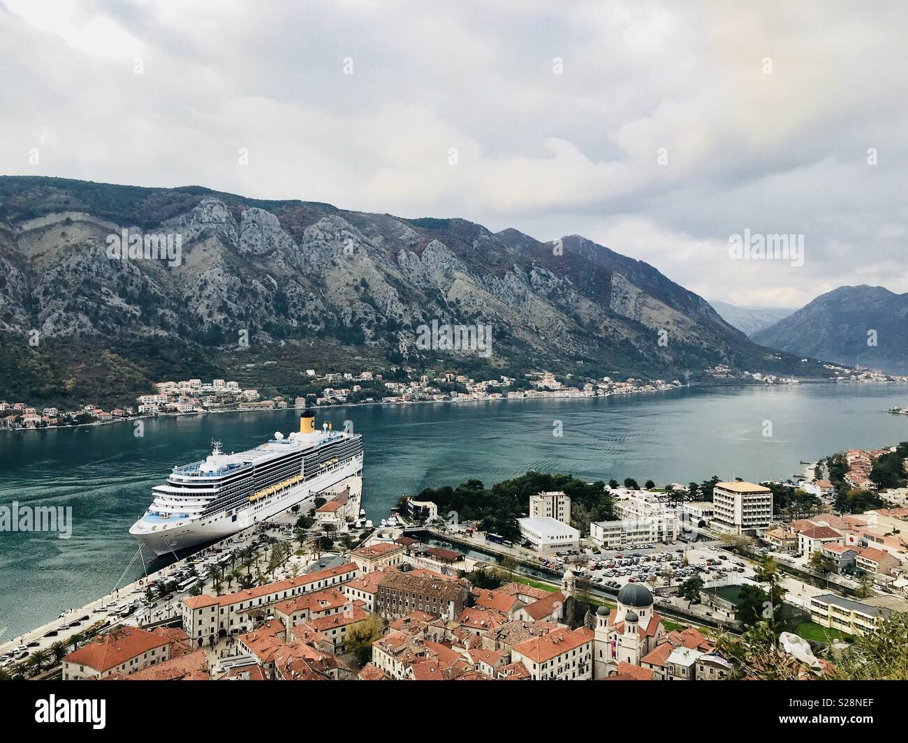 Costa nave da crociera nel porto di Cattaro, Montenegro Foto stock - Alamy