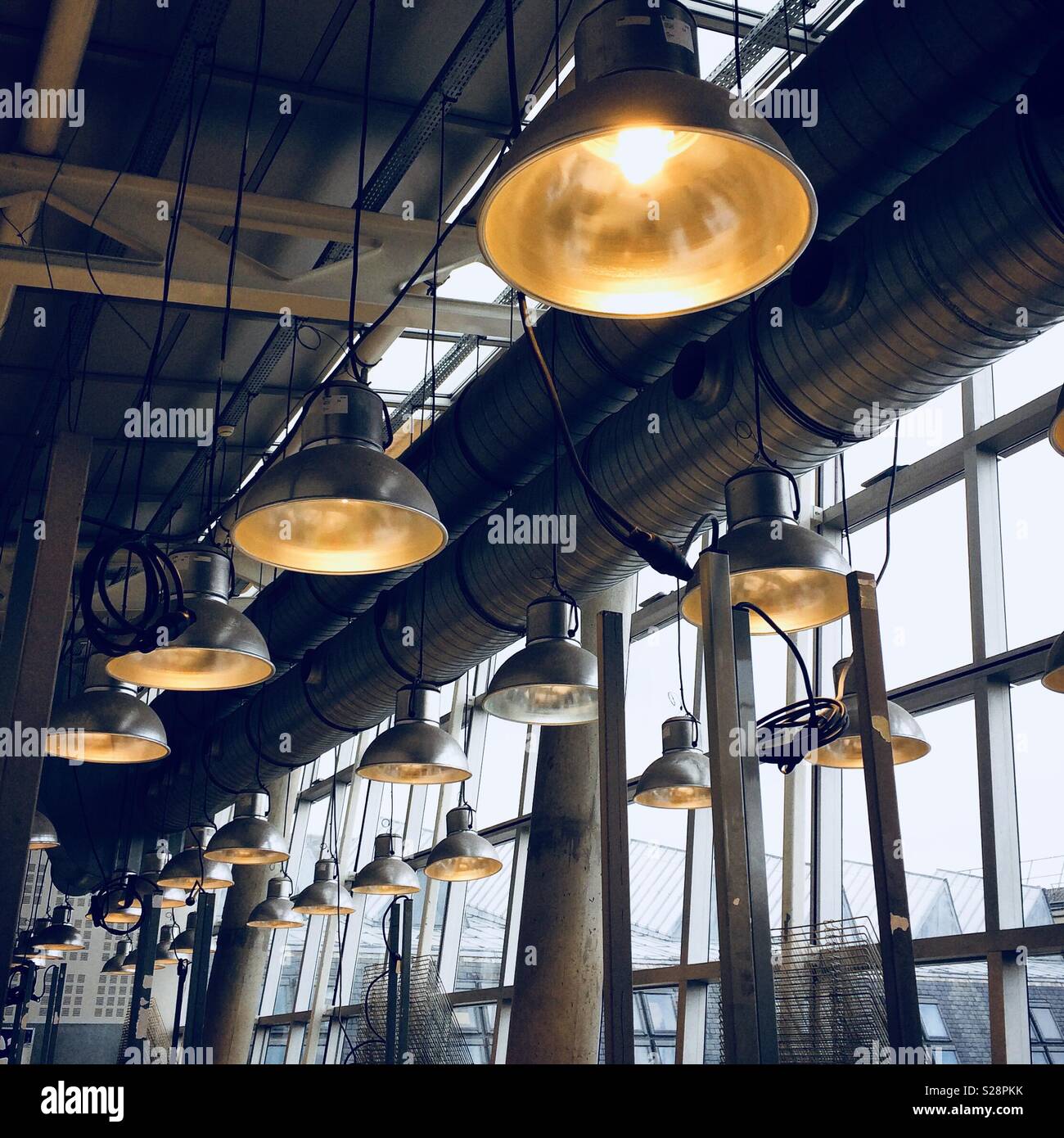 Lampade industriali sul soffitto di una scuola d'arte. Parigi, Francia Foto  stock - Alamy