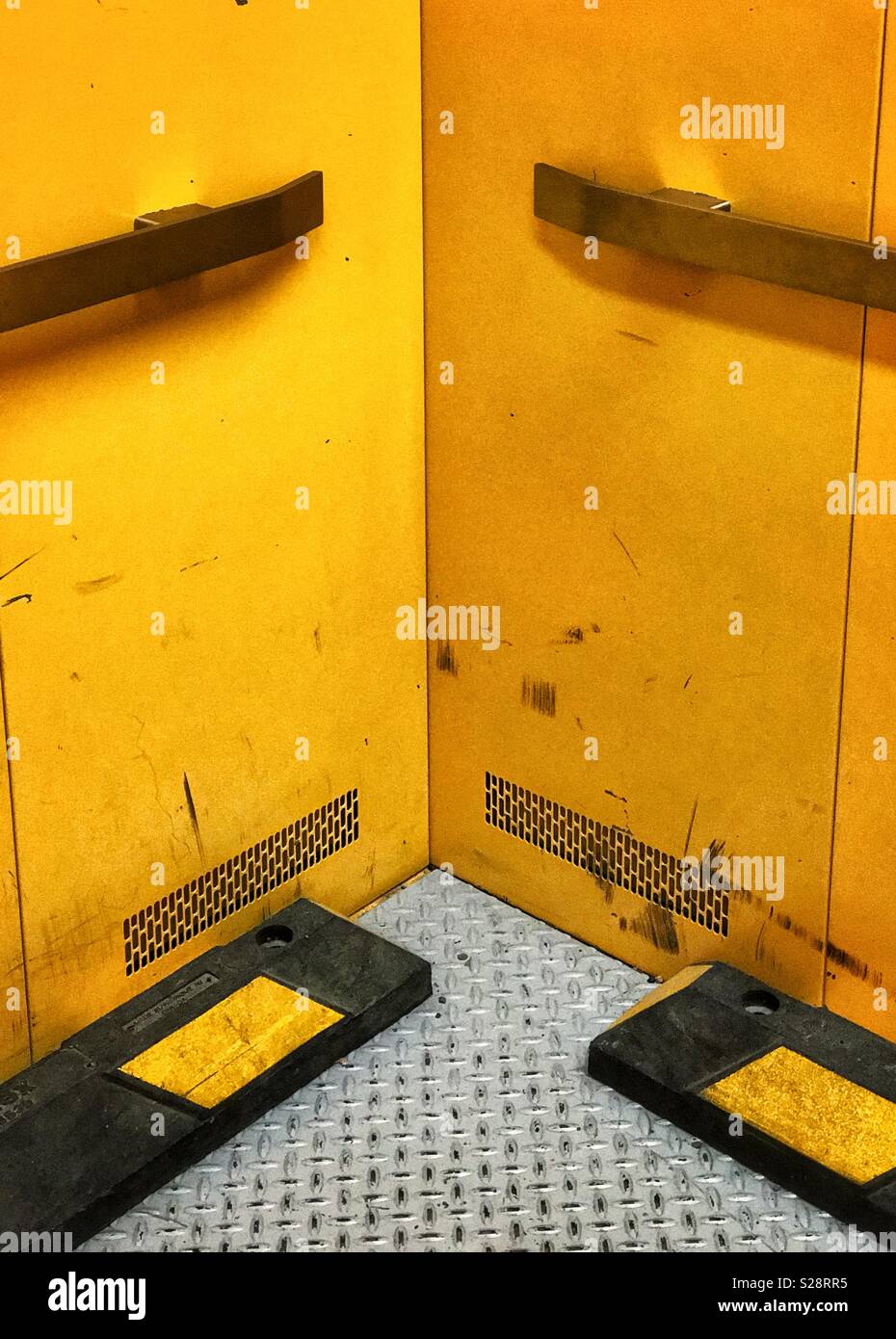 Ascensore industriale. - Immagine stock catturata con smartphone