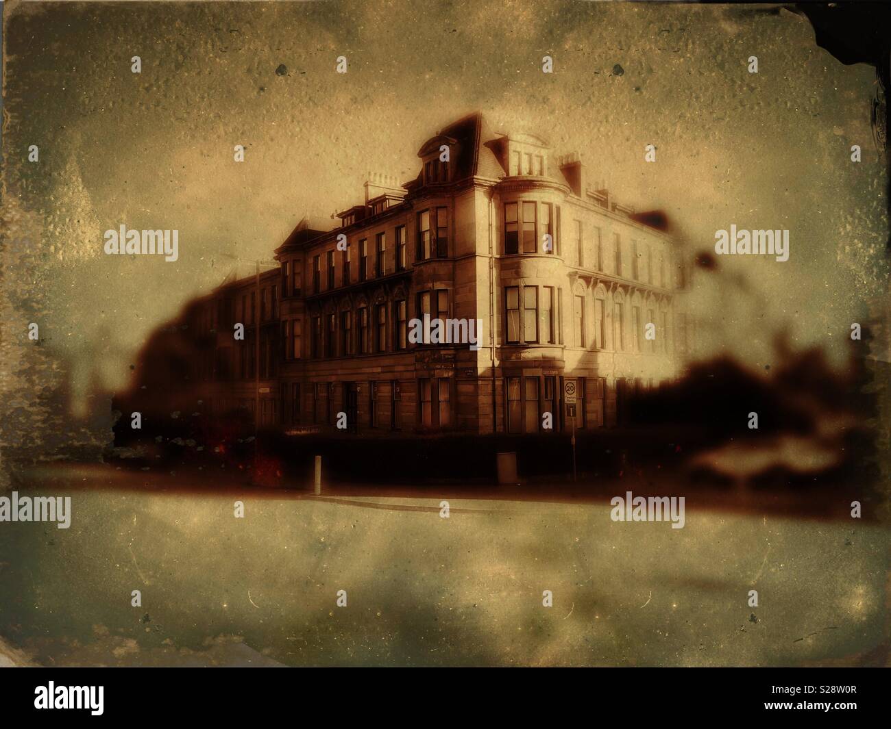 Broomhill Drive in Glasgow mostra Tenements con filtro foto per aggiungere tonalità seppia e età Foto Stock