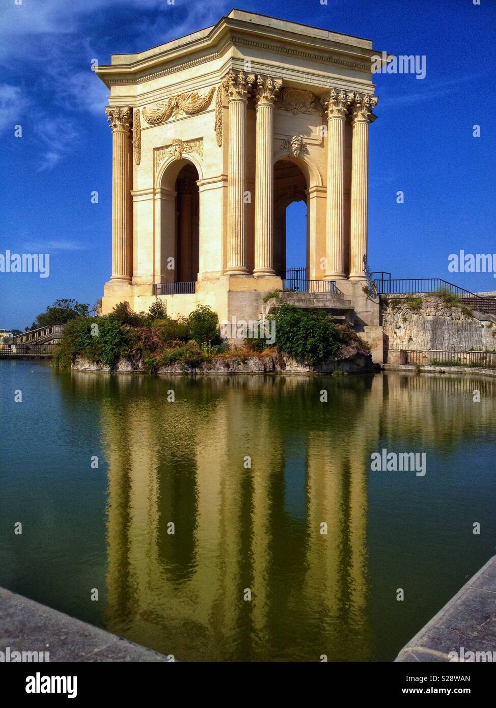 Il Water Tower e il bacino del Le Jardin du Peyrou a Montpellier, Francia Occitanie Foto Stock