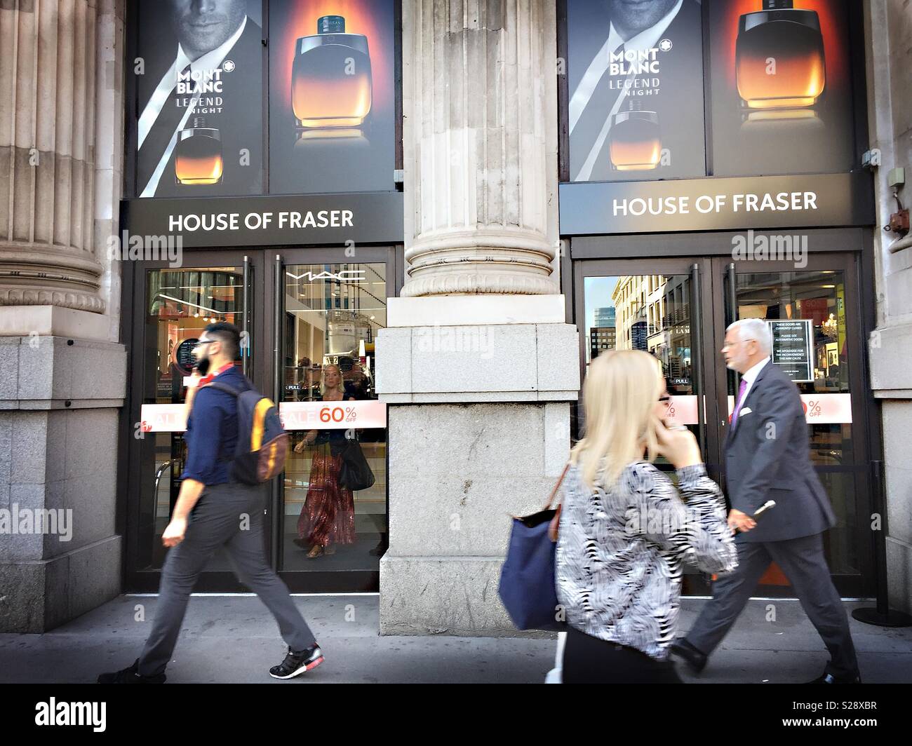 La gente a piedi passato House of Fraser department store, con segno di vendita nella finestra . Moorgate, Londra. Regno Unito Foto Stock