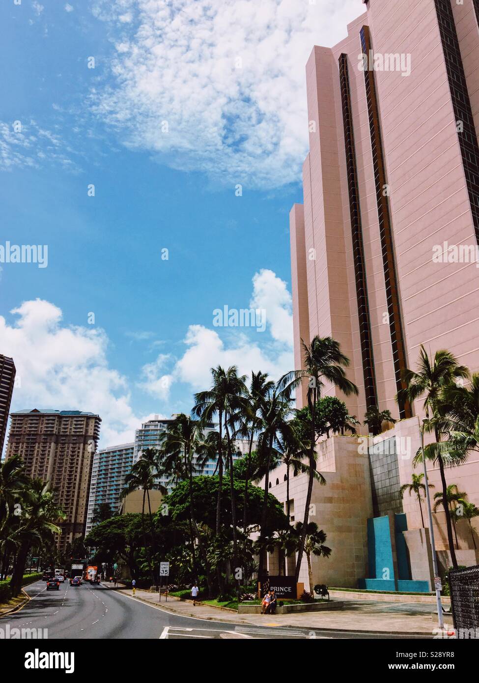 Strada di Waikiki su una soleggiata giornata di luglio. - Immagine stock catturata con smartphone