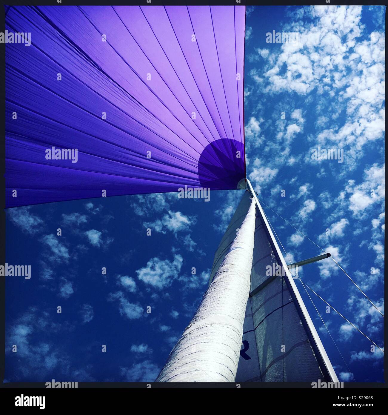 In barca a vela con spinnaker fino sotto il cielo blu - Immagine stock catturata con smartphone