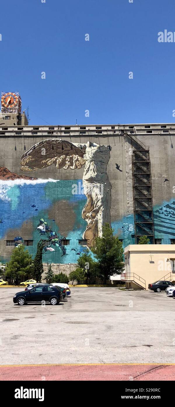 Graffiti di arte murale della Vittoria Alata di Samotracia (Porto del Pireo di Atene, Grecia) Foto Stock