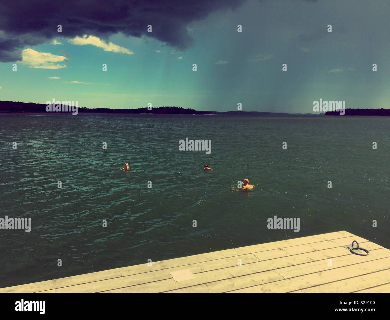 Uomini fate una nuotata in svedese ondata di caldo con erogazione a pioggia Foto Stock