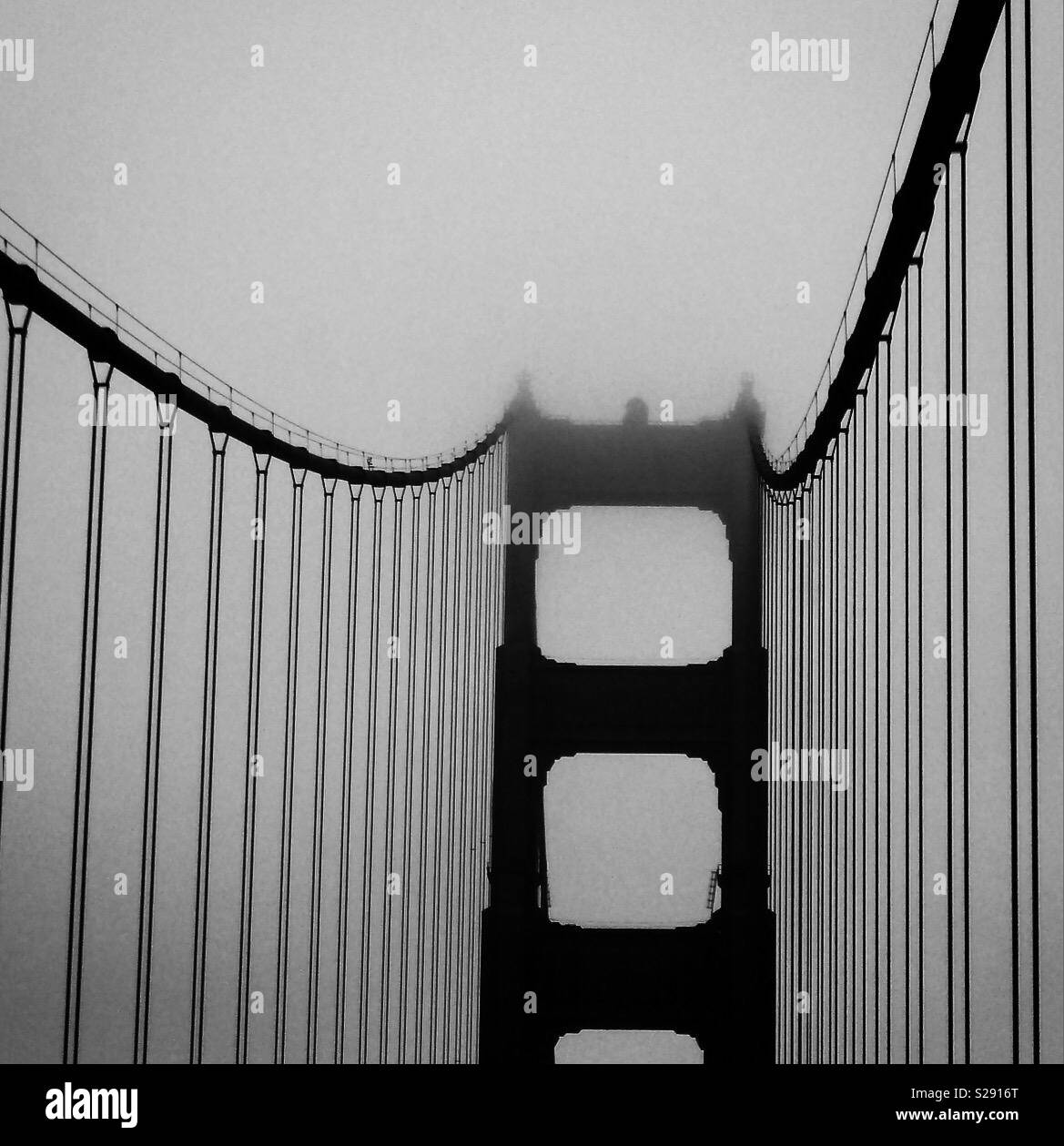 Una nebbiosa Golden Gate Bridge di San Francisco Foto Stock