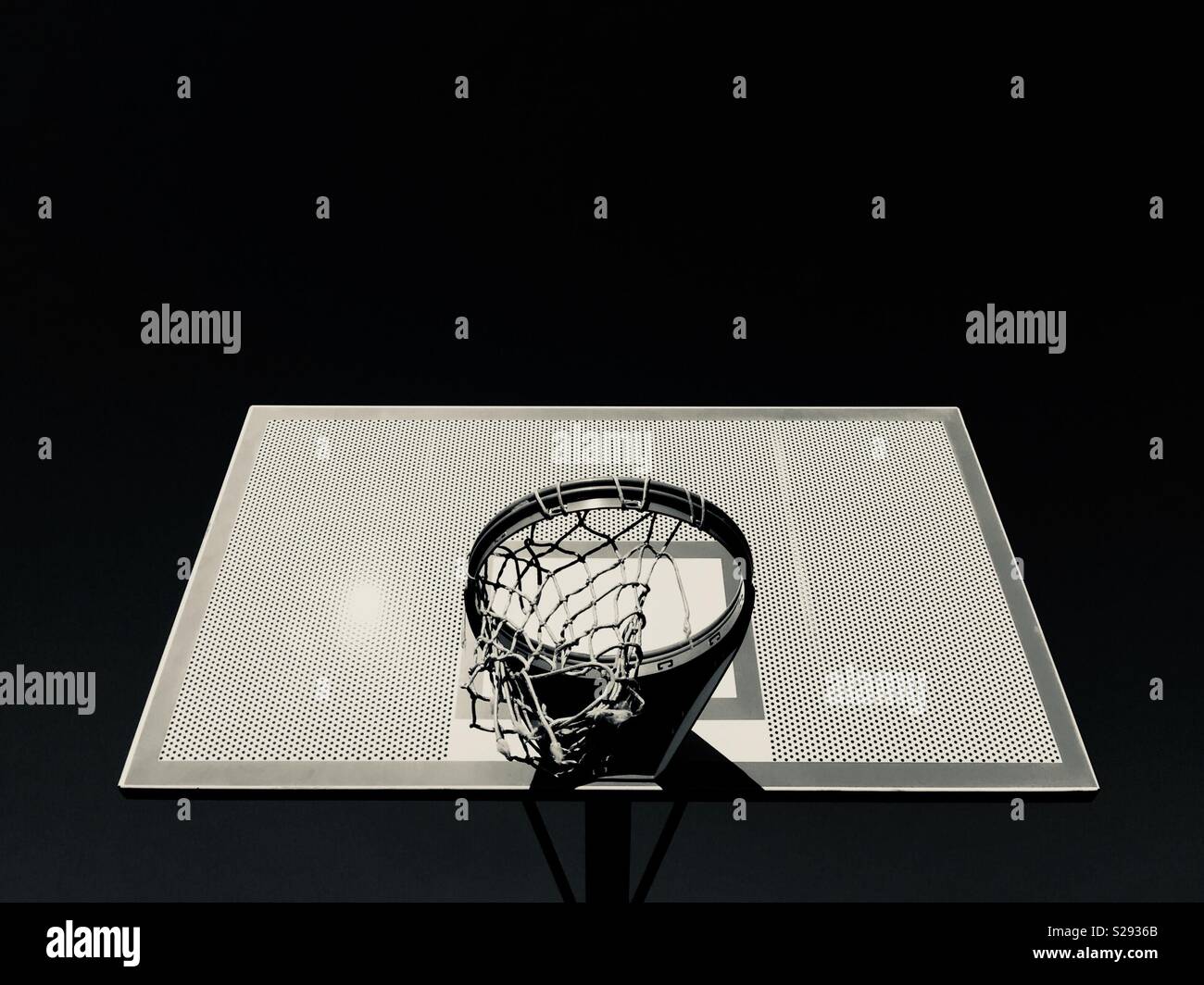 Un parco giochi Basketball hoop con un rip net isolata contro il cielo - Immagine stock catturata con smartphone