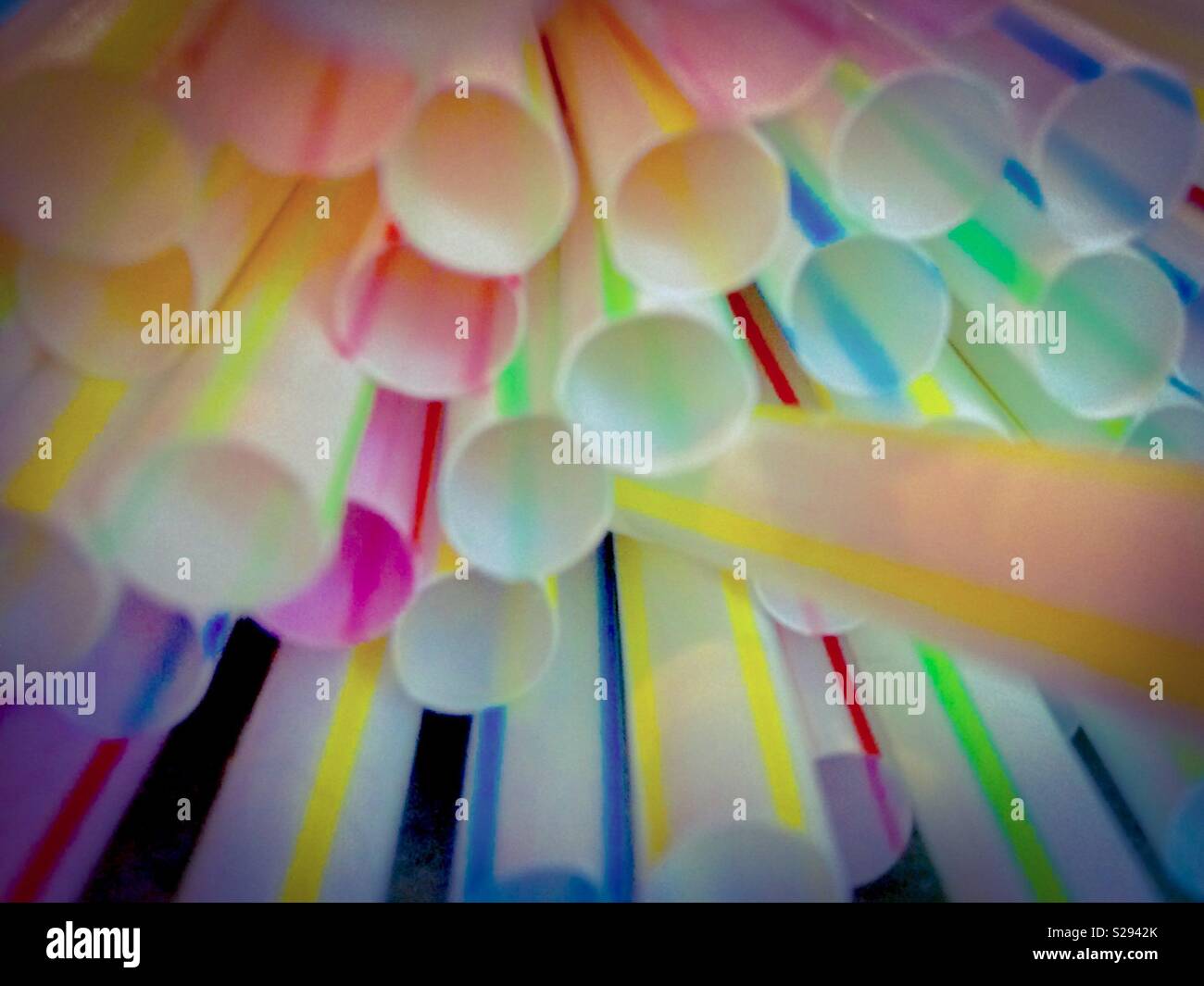 Multi-colorata, striped cannucce di plastica, come visto da una estremità Foto Stock