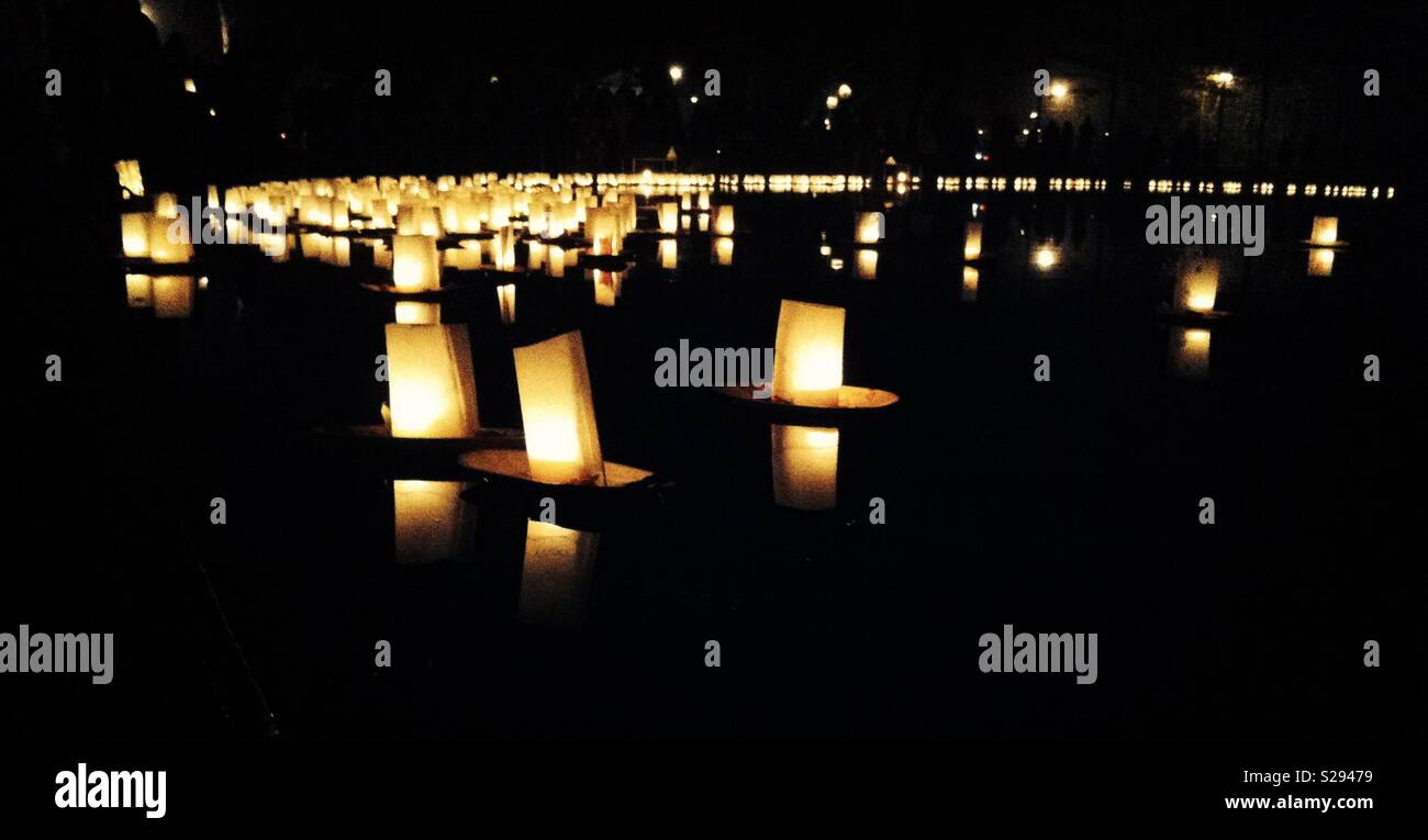 Anime notte di festa con candele barche galleggianti in un lago Foto Stock