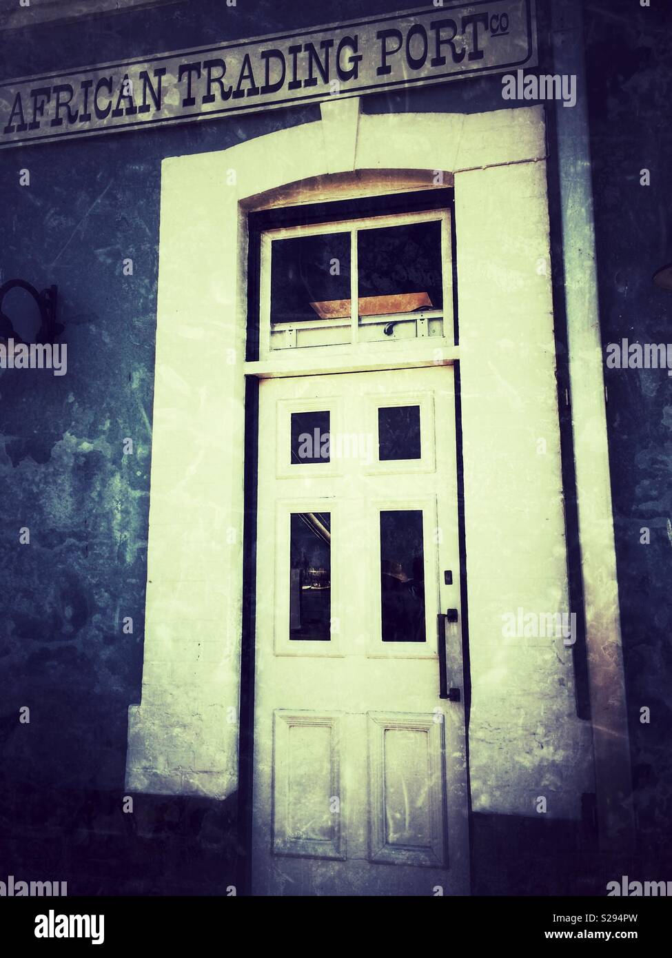 Il vecchio stile o antichi cercando la porta anteriore in un edificio in mattoni - Immagine stock catturata con smartphone