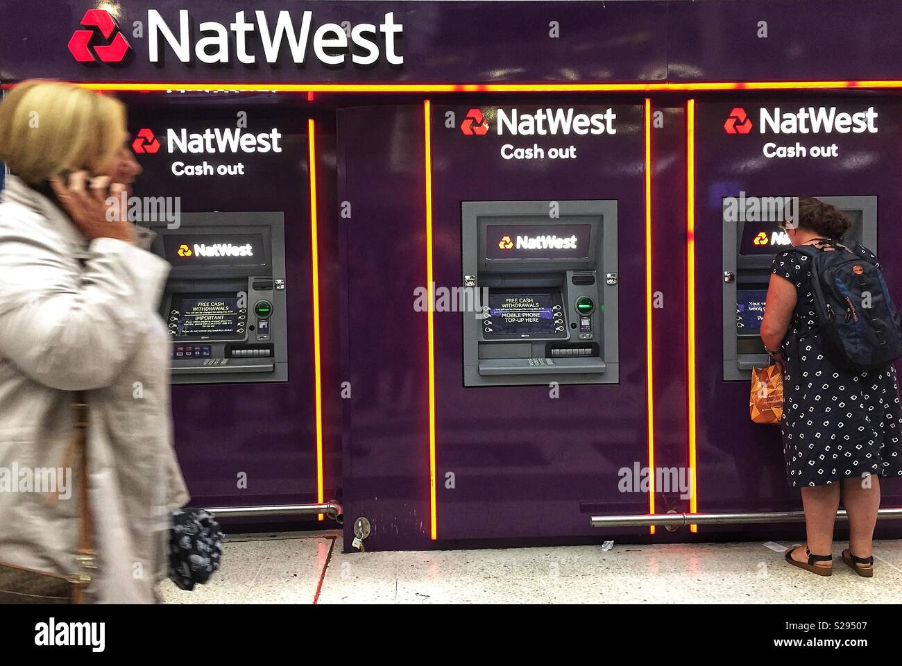 Donna che utilizza Natwest ATM a Liverpool Street Station di Londra. Regno Unito Foto Stock