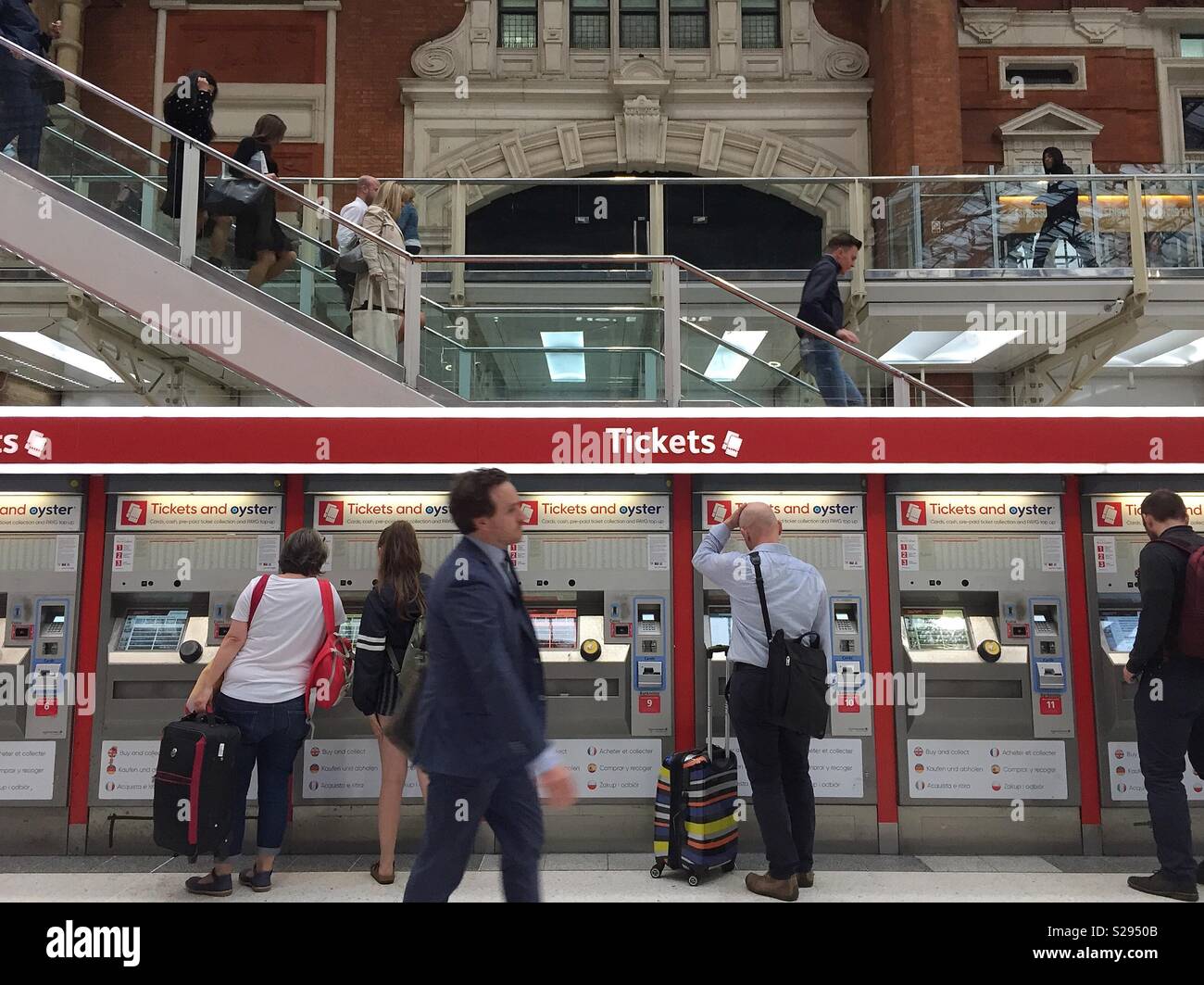 Persone che acquistano i biglietti del treno alla stazione di Liverpool Street, Londra. Regno Unito Foto Stock