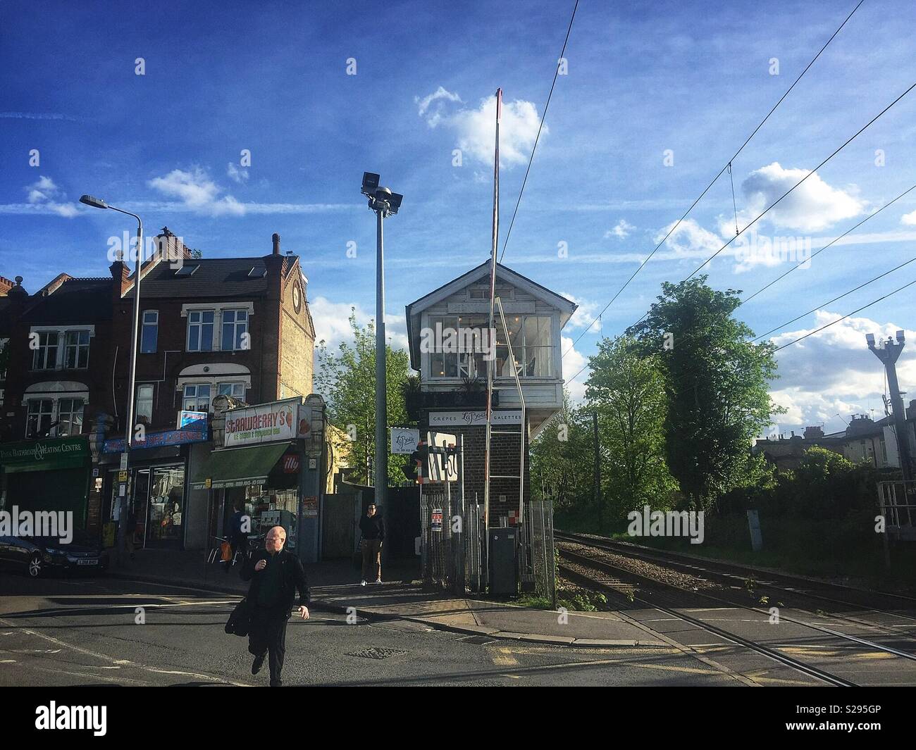 La gente a piedi passato la casella Segnale, La Boite ristorante a Highams Park, Londra Foto Stock