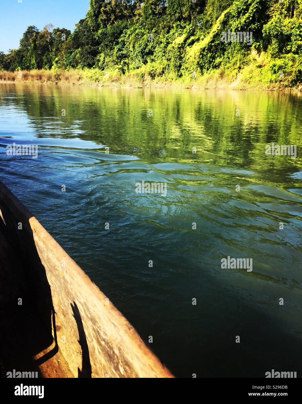 Piroga viaggio sul fiume, Chitwan, Nepal - Immagine stock catturata con smartphone