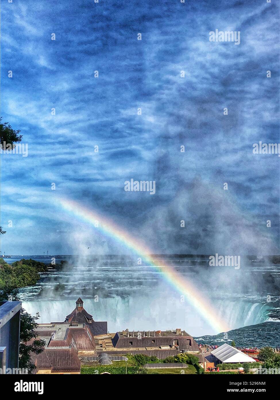 Un arcobaleno sopra le Cascate Horseshoe, Niagara Falls, Canada. Foto Stock
