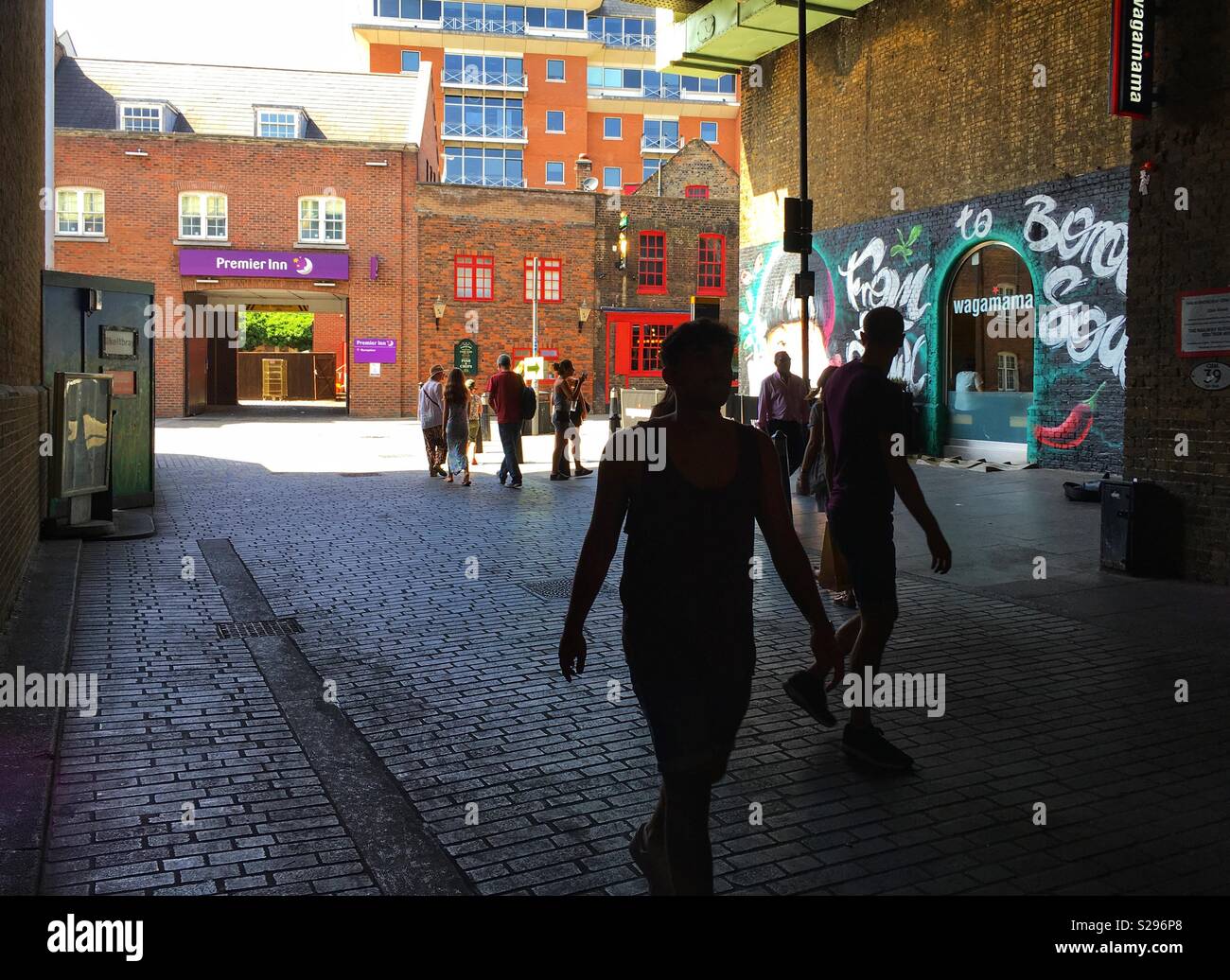 La gente a piedi in Clink Street a Londra, Inghilterra Foto Stock