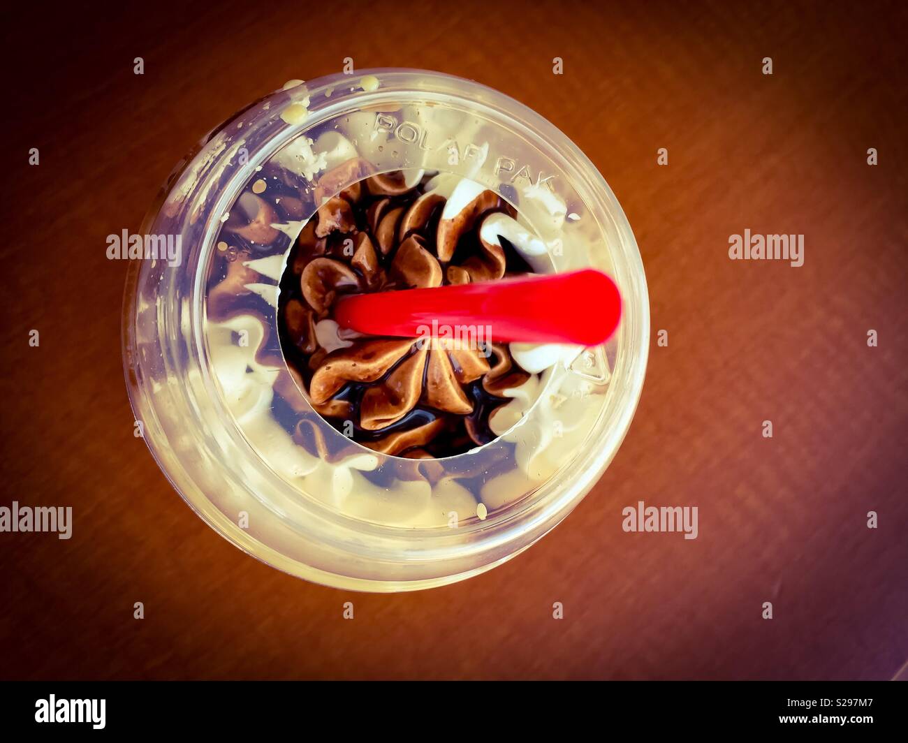 Bevanda decadente in un contenitore di plastica monouso e cannuccia. Calorie elevate. In molti paesi sono vietati i SUP. - Immagine stock catturata con smartphone
