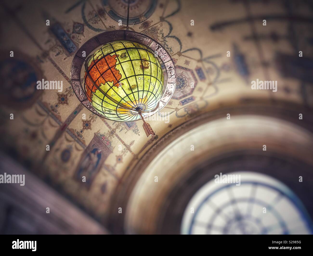 Cleveland Public Library Terrestrial Globe - Immagine stock catturata con smartphone
