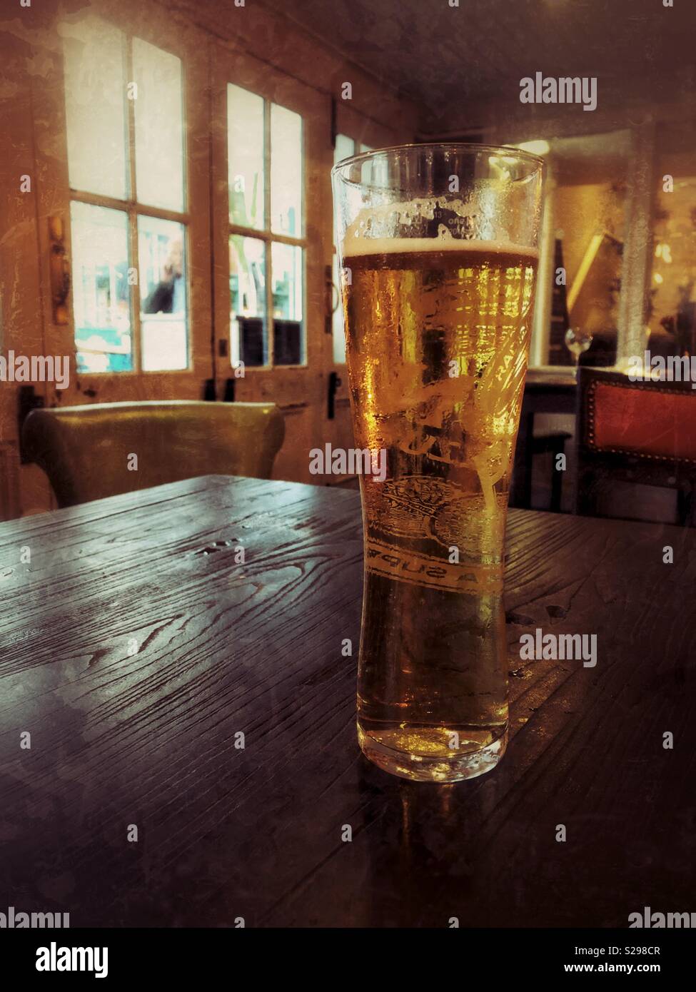 Una pinta di birra lager su un tavolo in un pub di Cardiff. Foto Stock