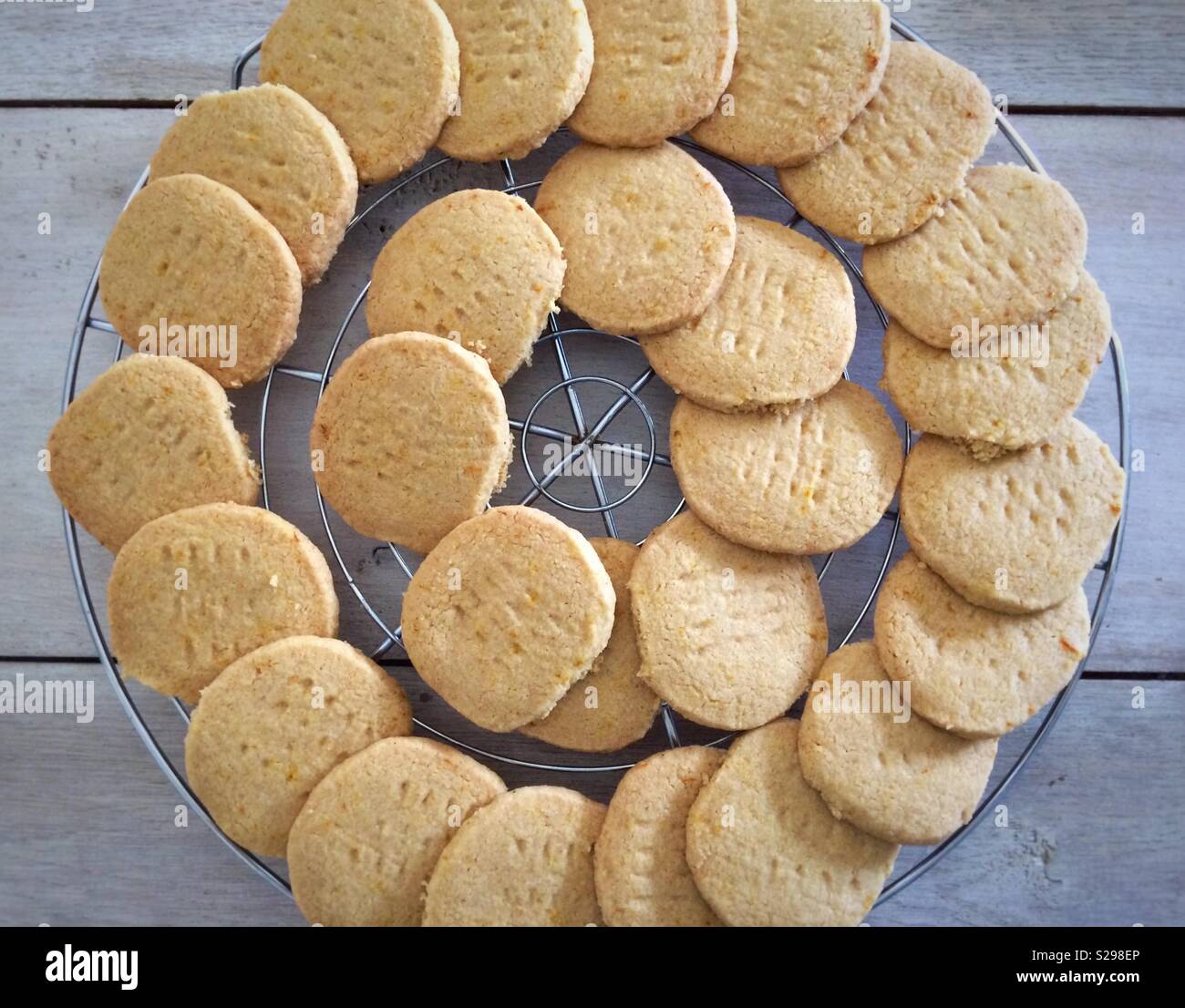 Primo piano di ginger & orange biscotti frollini su un tavolo Foto Stock
