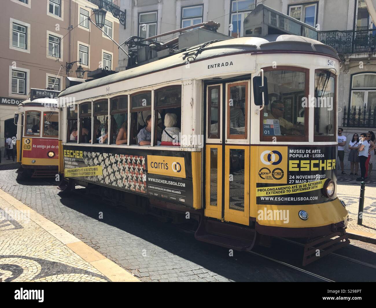 Il giallo di tramvie a Lisbona Foto Stock